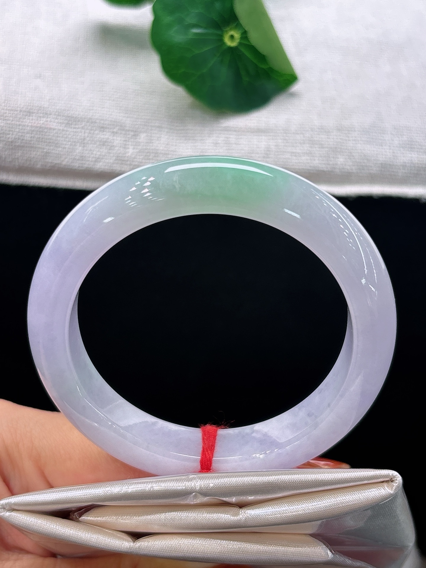 天然翡翠手镯，圈口55/12.9/9.8春带彩，紫若烟霞，翠似新芽，尽显雅致恬静，无裂