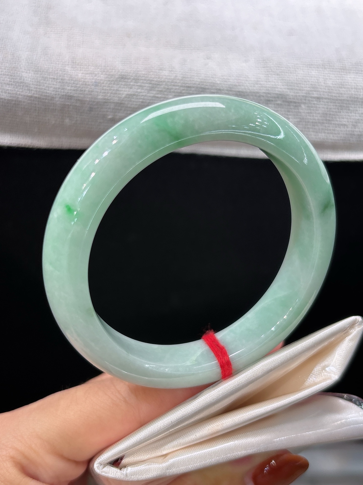 天然翡翠手镯，圈口54/12.2/8，豆绿底缀鲜阳翠，似春风染碧叶，灵气悠然，微纹