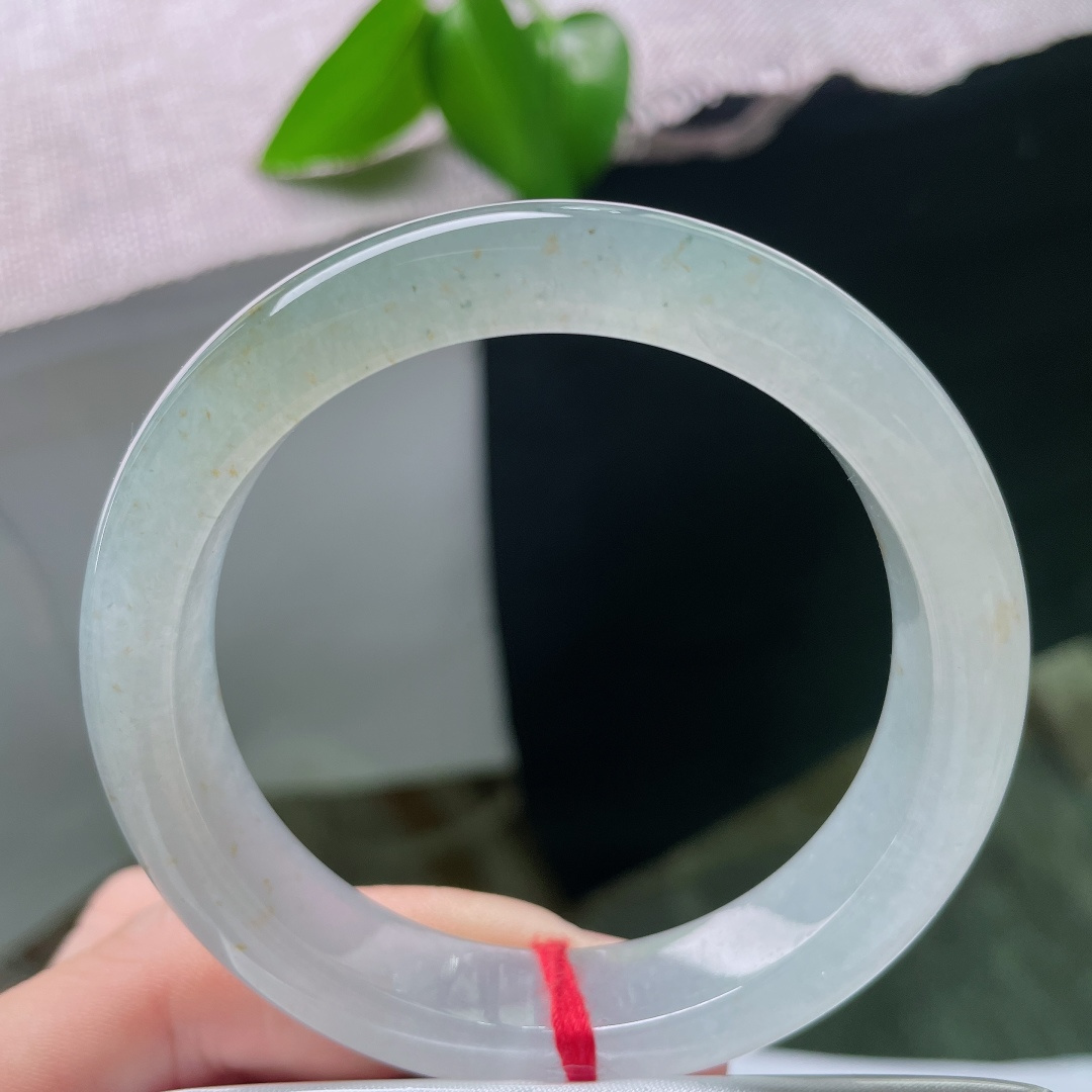 55.6/12.2/8.6，冰种正圈，棉线，飘黄翡，清透如水，带着柔和的胶感光泽，零星细碎的天然金点