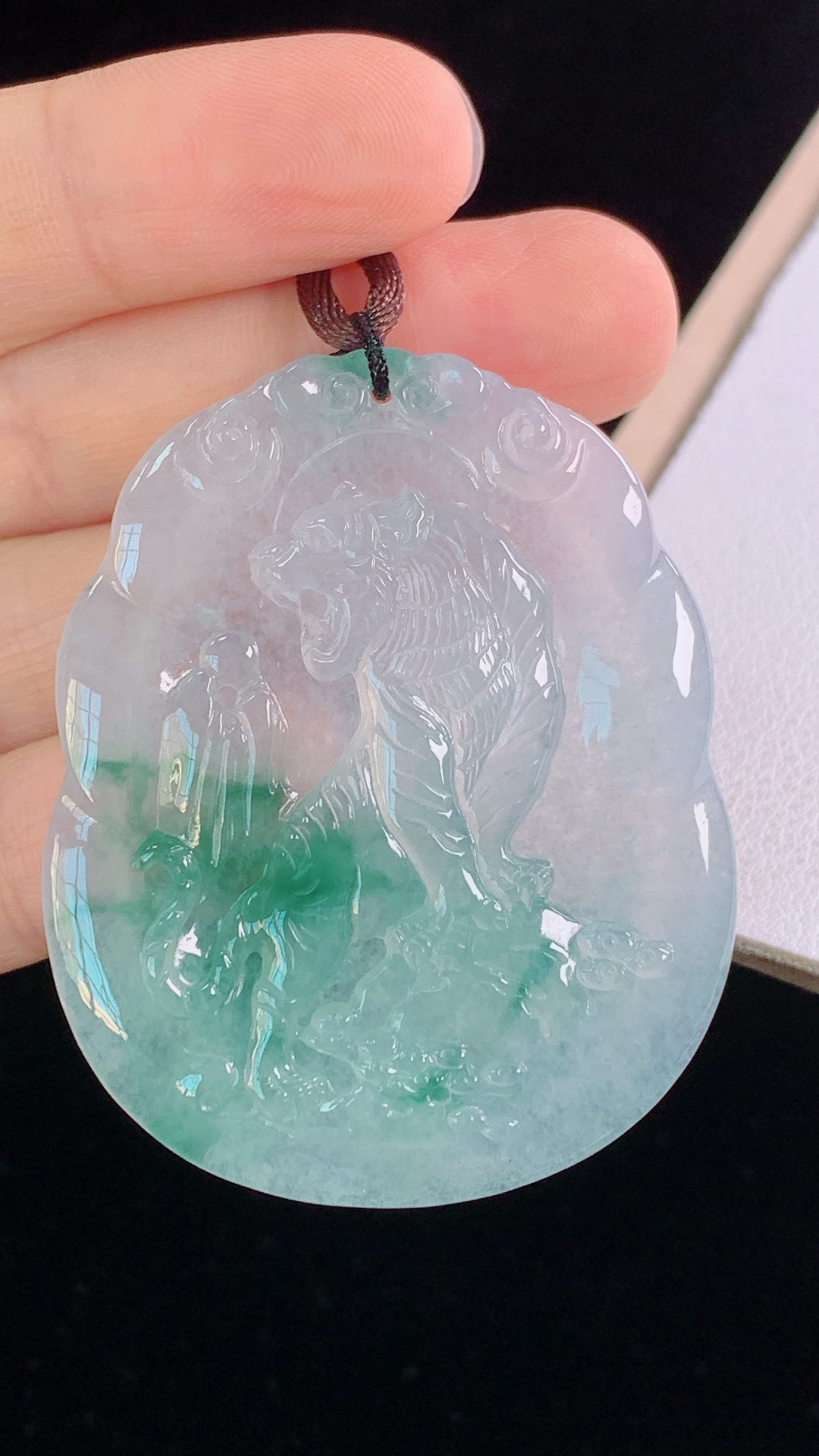 ️冰飘花虎牌 花色灵动，冰清玉洁，无裂 尺寸:49.6-40.4-5.5mm 29