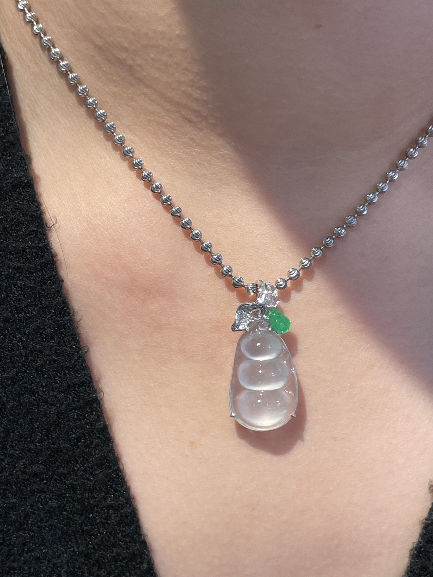 ️ 18K冰种福豆吊坠 一枚玻璃种福豆，藏尽人间美好，戴在颈间，温婉衬气质，极简气质款，百搭不挑人~ 尺寸：整体29.6*13.5*7.8，裸石：22.0*13.5*4.4