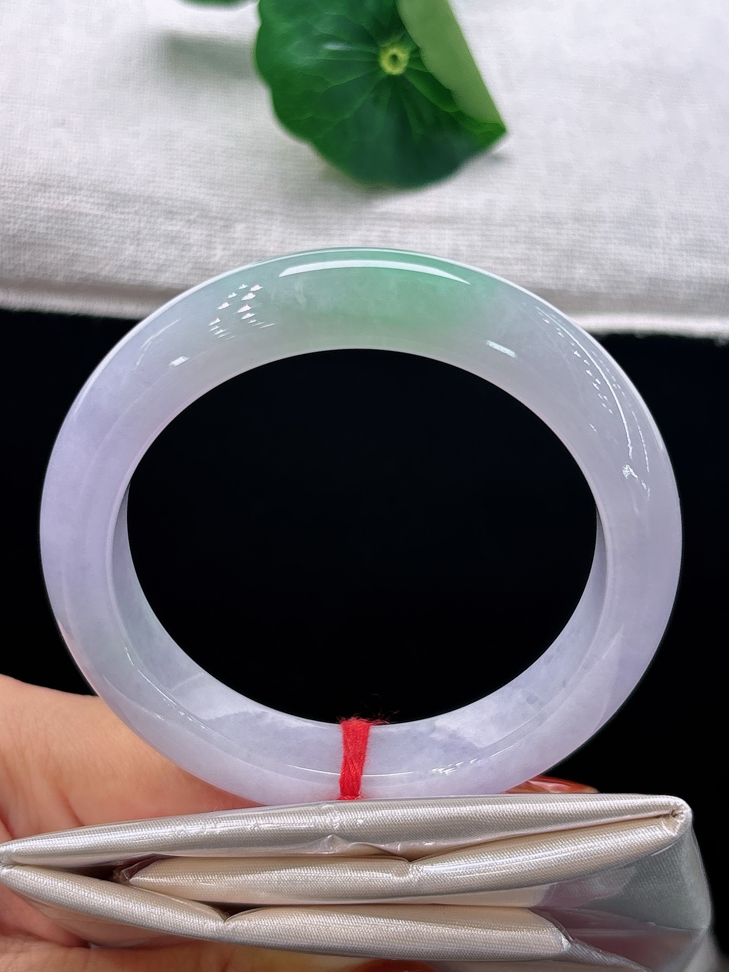 天然翡翠手镯，圈口55/12.9/9.8春带彩，紫若烟霞，翠似新芽，尽显雅致恬静，无裂