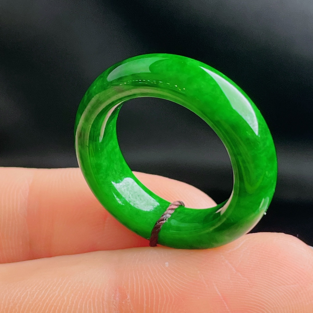 ️辣绿指环，老种起光，细底通透，尺寸：6.5/4.3圈口16mm1003