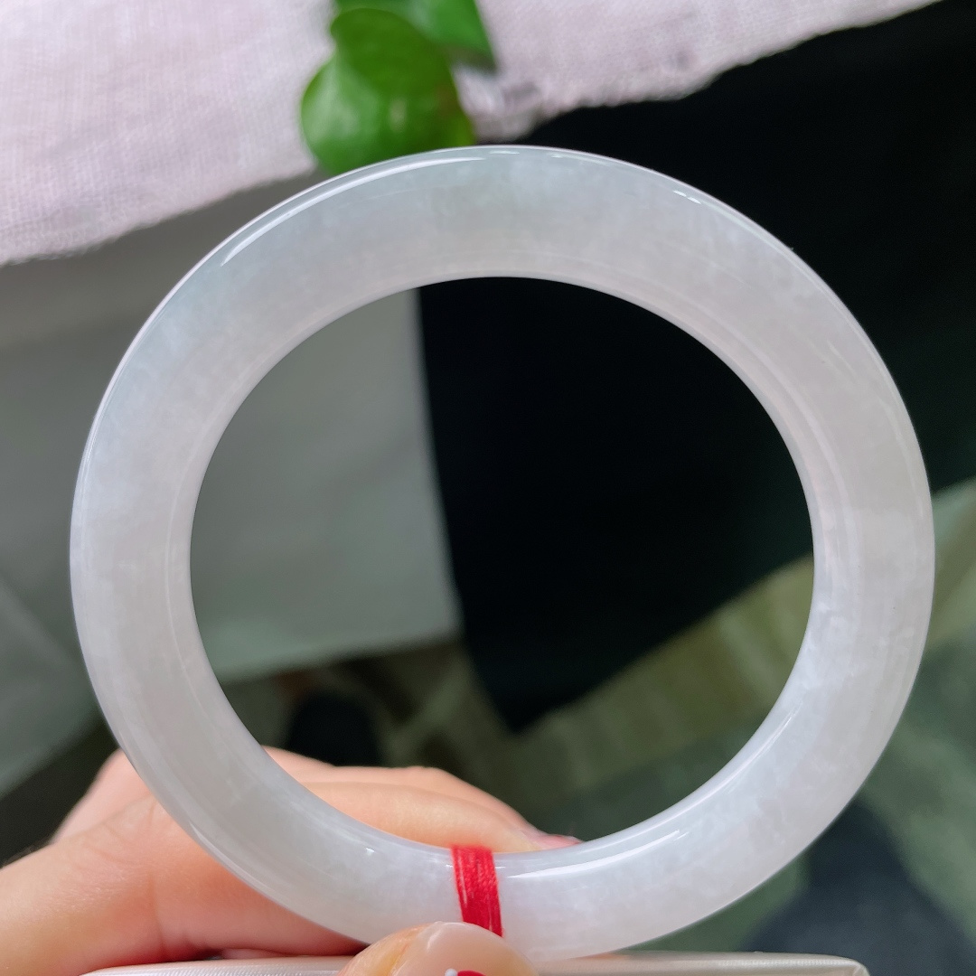 55.1/9.6，白月光圆条，皮纹，冰润白糯美人条玉镯，素净清透，细镯衬得手腕纤细温婉。ss57399a