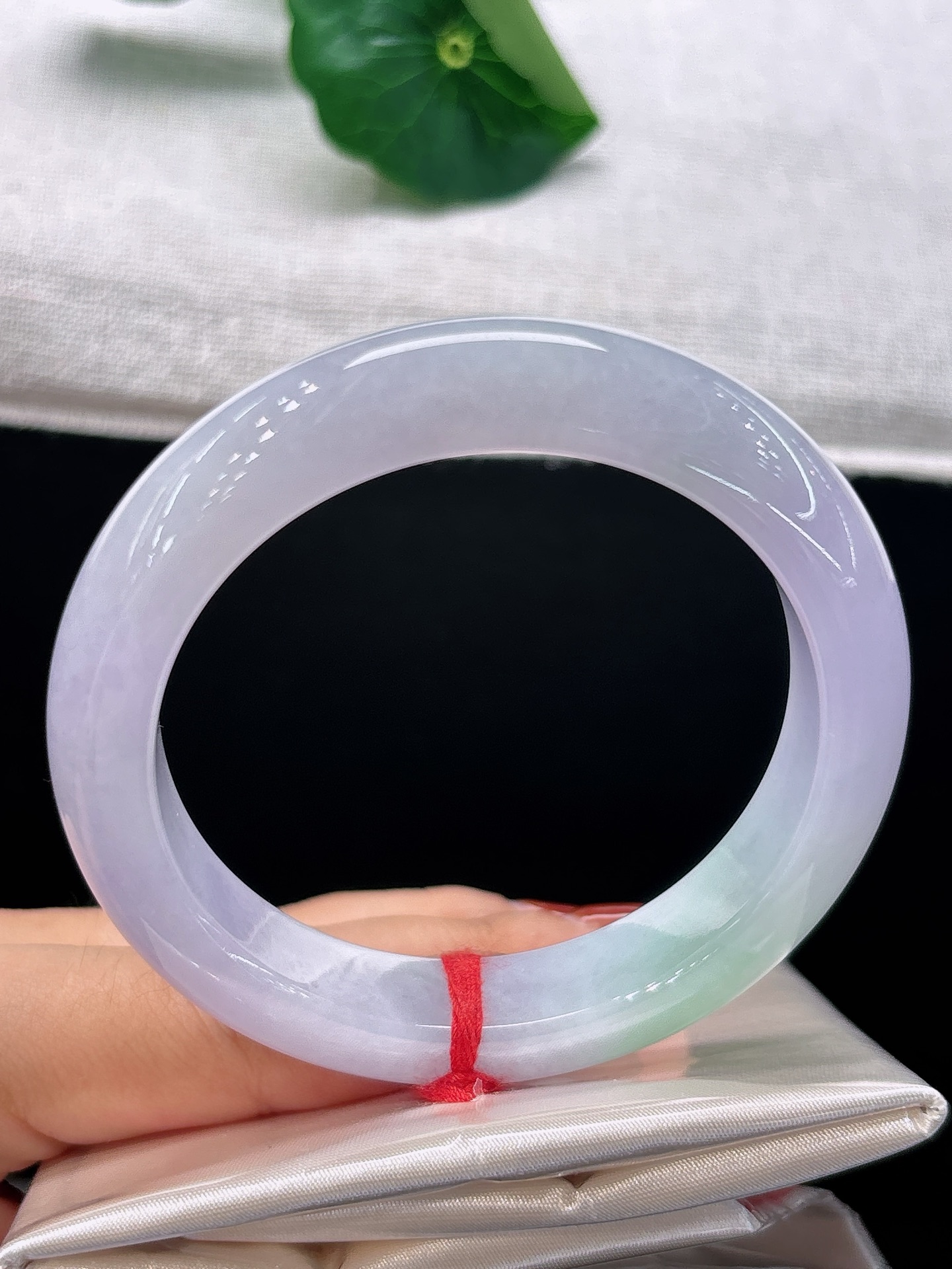 天然翡翠手镯，圈口55/12.9/9.8春带彩，紫若烟霞，翠似新芽，尽显雅致恬静，无裂