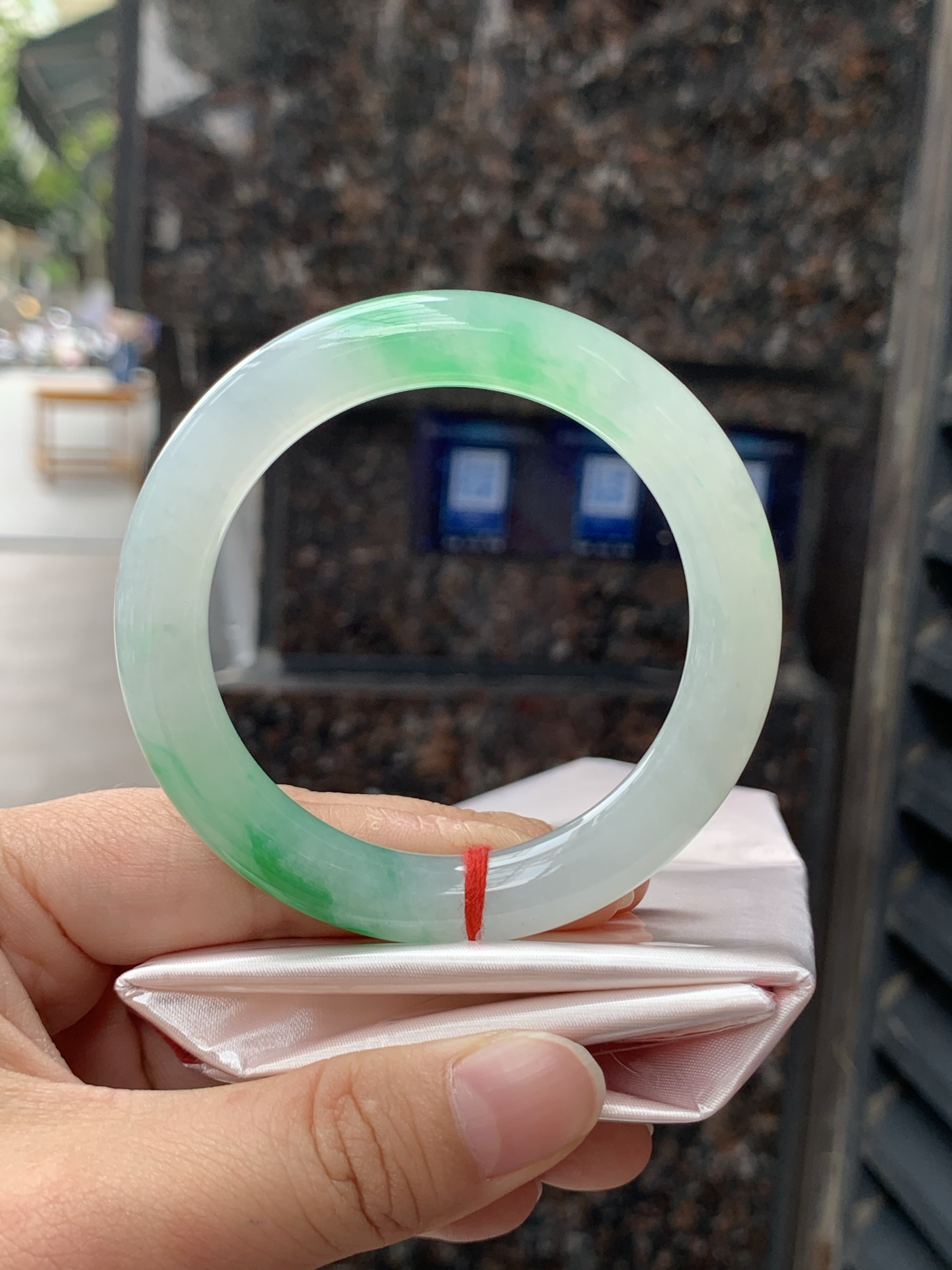 阳绿圆条 52-9.2-9.6 0421-N500 打灯纹裂，不扣，底妆水润，绿花点缀，镯色生香，腕间之美，水润中透着灵气，仙气缭绕，温婉可人，举手投足间皆是美好