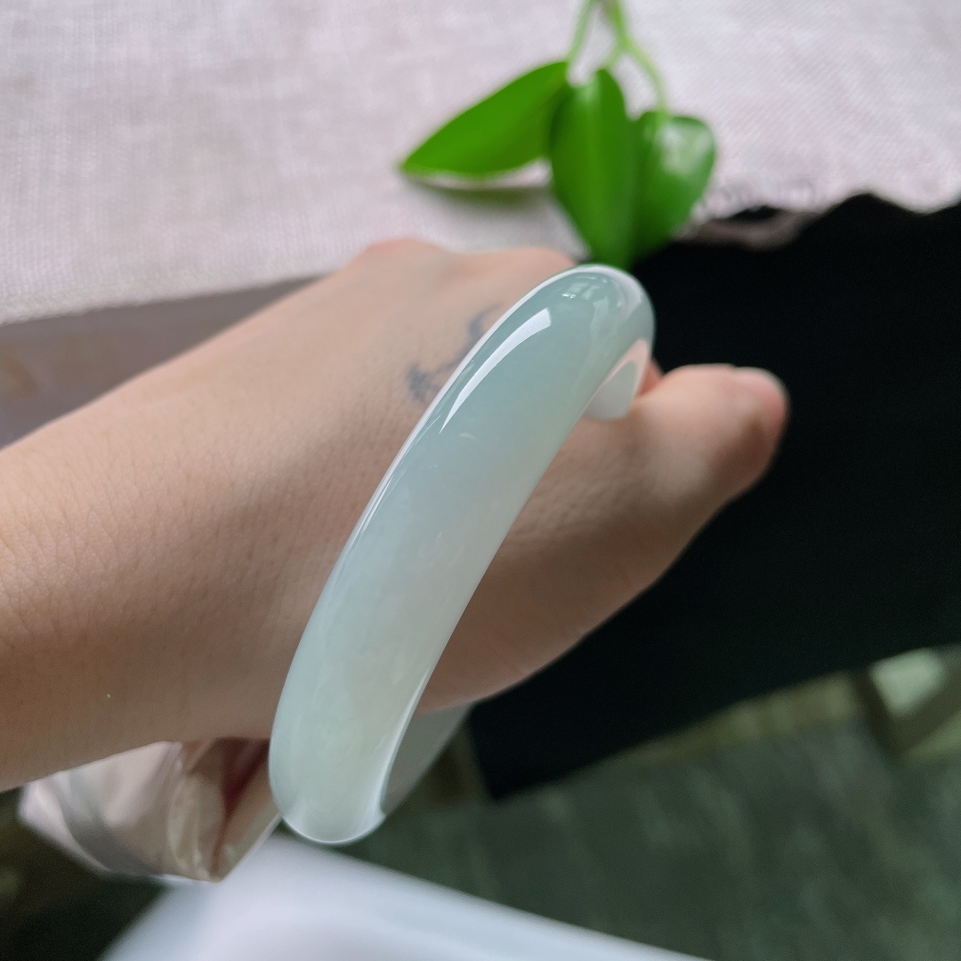 56.6/12.2/8.6，蓝底正圈，棉线，冰润晴水，柔光缓缓流转，似山间晨雾浸于玉中。ss58728a