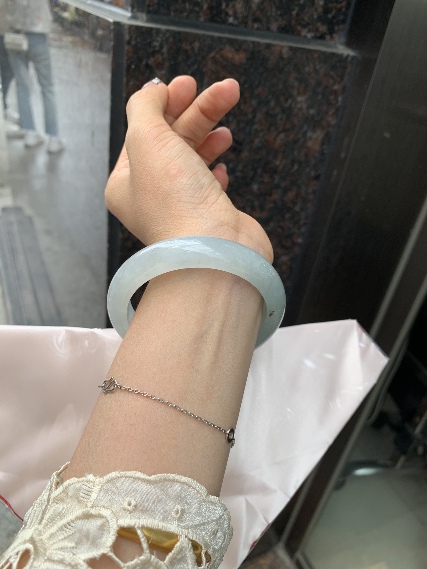冰晴正圈 57.6-8.3-13 0330-2A83 打灯细纹棉絮，不影响，底妆水润细腻，满圈渐变淡雅晴绿，像初春嫩芽落入清泉，均匀柔和，抬眼就是一片宁静感