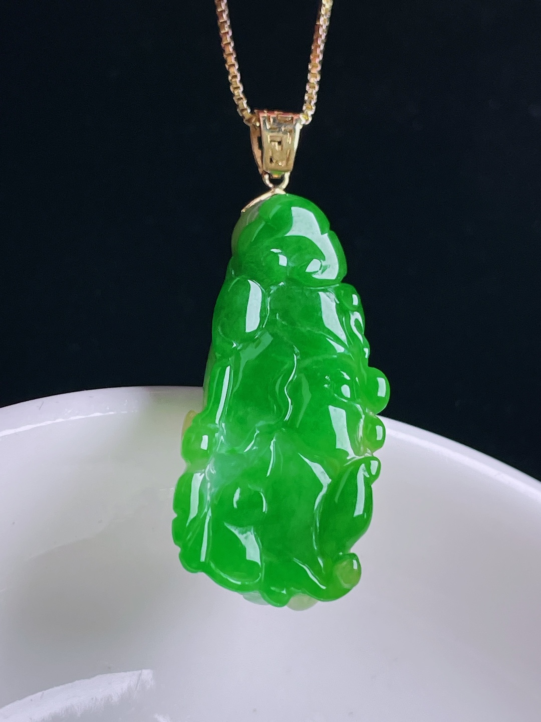 ️辣绿百财白菜，18k镶嵌，老种起光，细底通透，尺寸：38裸石31.3/159mm1003