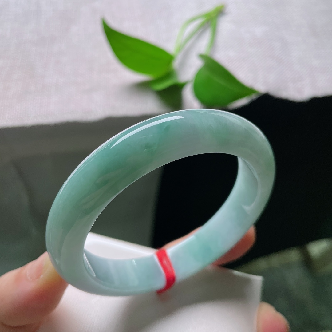 56.1/12.6/8.6，蓝底正圈，一点皮纹，腕间漾开浅浅湖光翠色，冰玉清润莹亮，色泽柔和不张扬，正圈镯演绎温婉含蓄古典之美。ss59284a