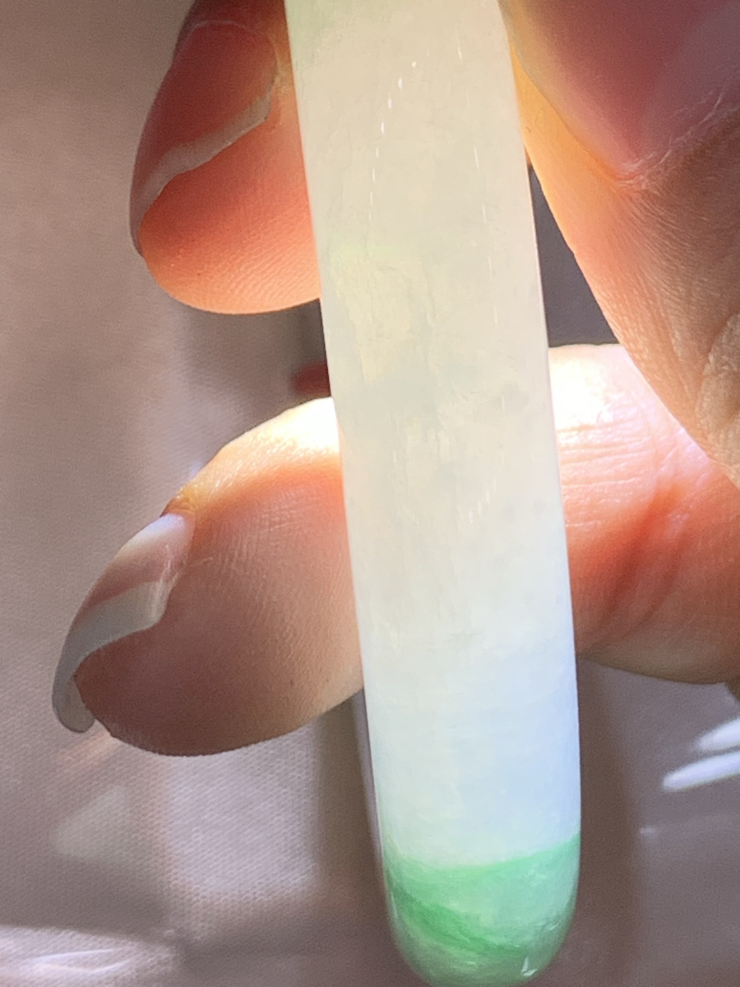 阳绿圆条 52-9.2-9.6 0421-N500 打灯纹裂，不扣，底妆水润，绿花点缀，镯色生香，腕间之美，水润中透着灵气，仙气缭绕，温婉可人，举手投足间皆是美好