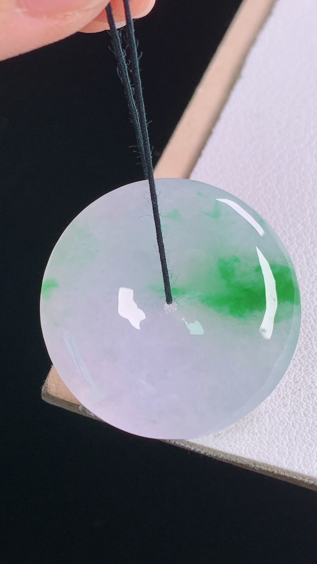 春彩平安扣 色彩丰富，胶感荧光，无裂，尺寸:29.0-5.3mm 29
