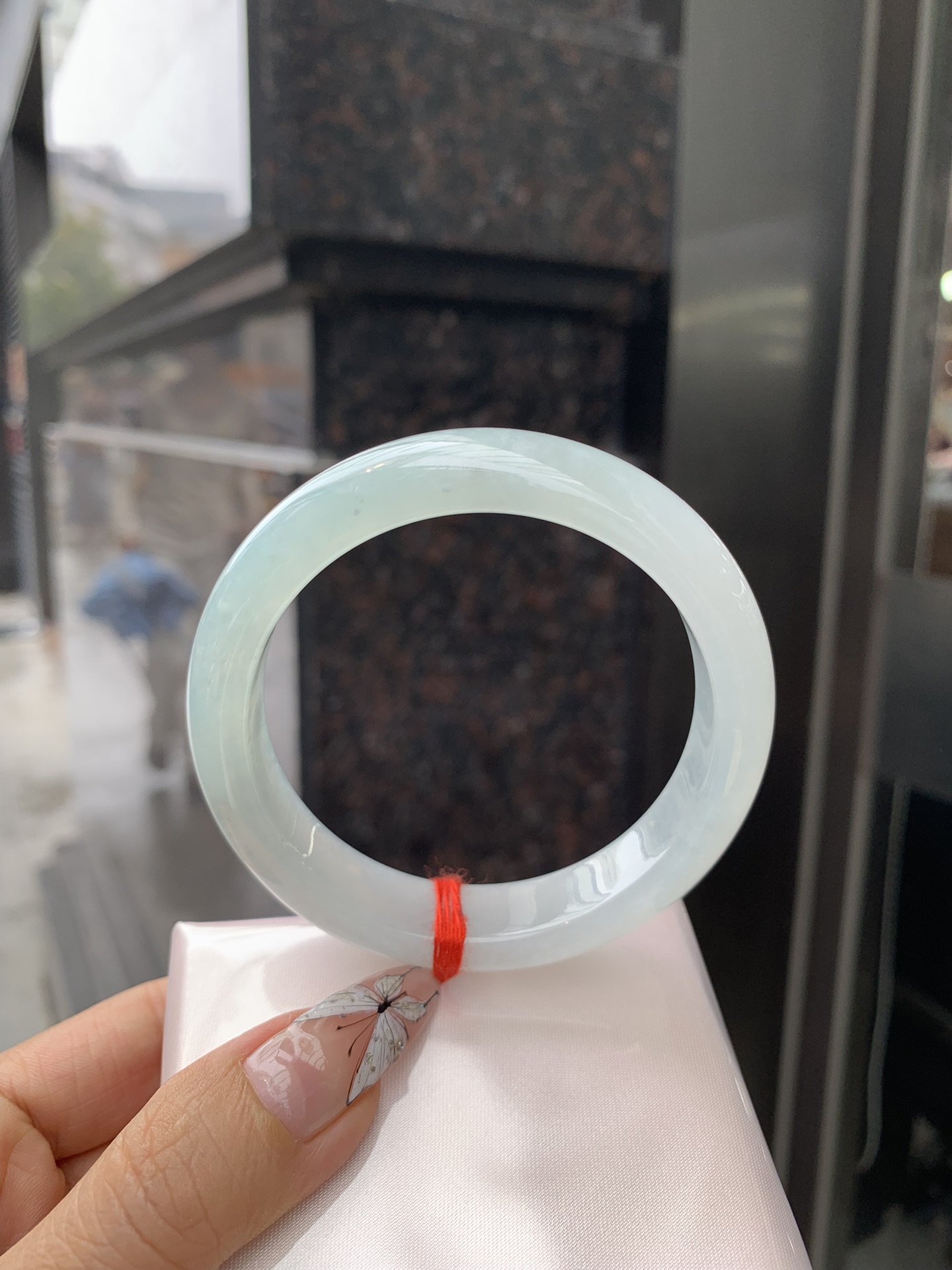 冰晴正圈 57.6-8.3-13 0330-2A83 打灯细纹棉絮，不影响，底妆水润细腻，满圈渐变淡雅晴绿，像初春嫩芽落入清泉，均匀柔和，抬眼就是一片宁静感