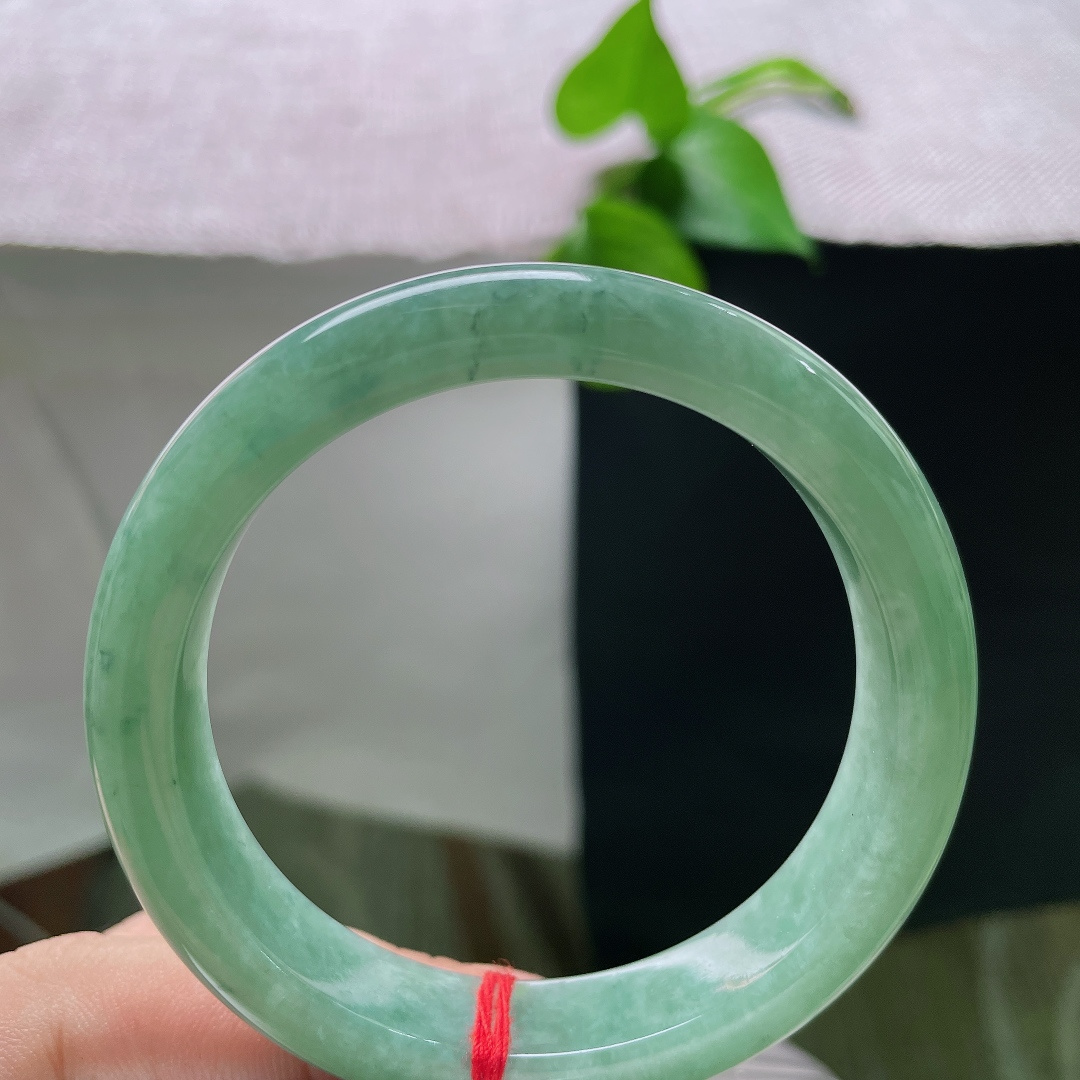 55/12/8.1，绿底正圈，晶体感，湖水柔绿蕴玉骨，静谧清宁藏于腕间。ss55757a。