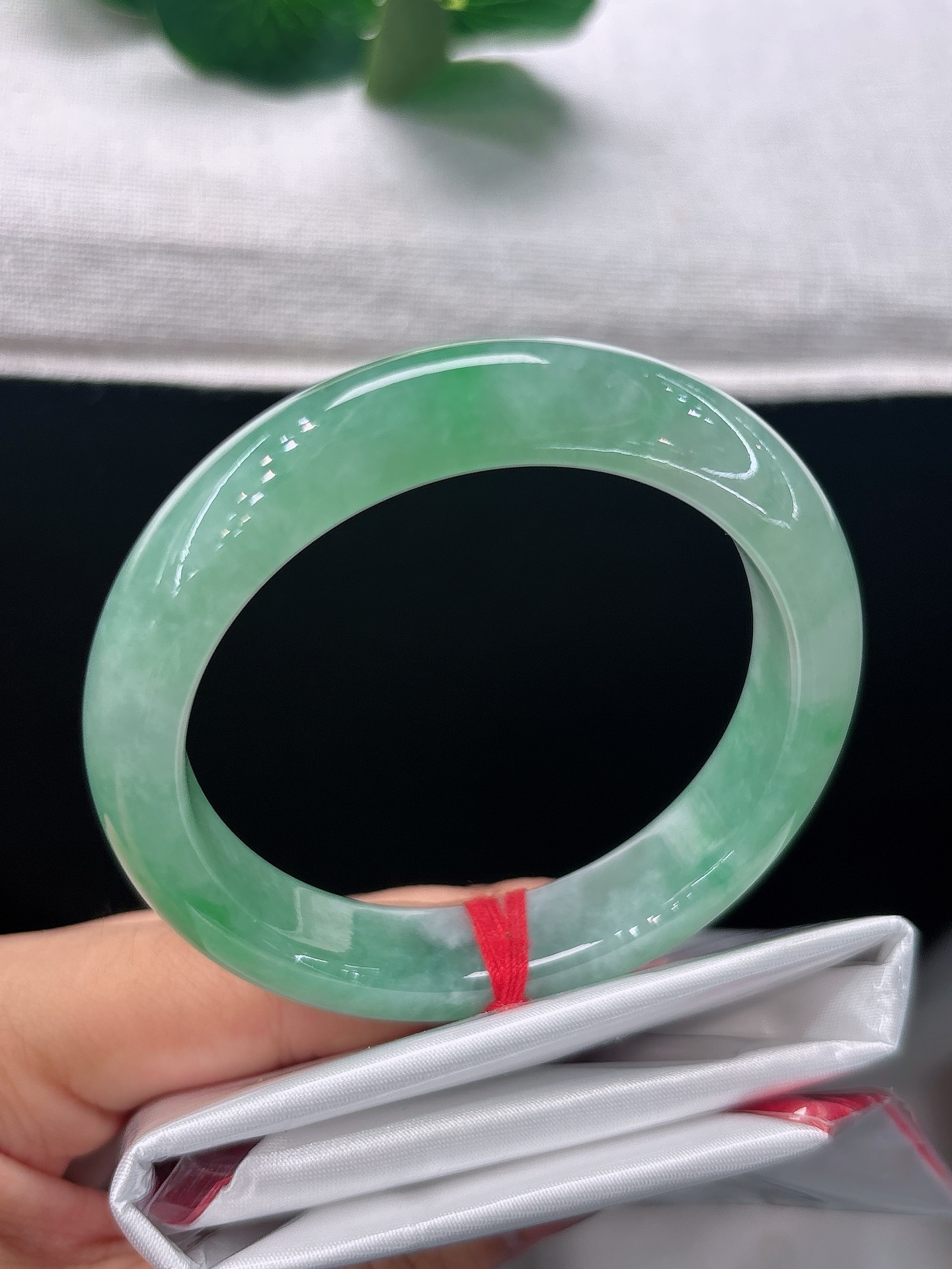天然翡翠手镯，圈口52.6/11.7/8.2，正圈俏绿悠然漫染，生机盈盈，雅致灵动