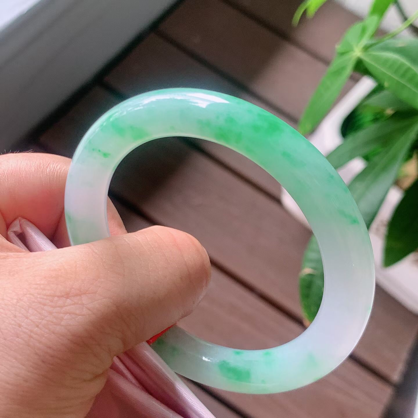 【翡翠名称】老种冰飘花54圈口圆条翡翠手镯
【翡翠尺寸】54/9.2/9.2mm适合54-56正圈口佩戴
【翡翠描述】宝贝种老水足，玉质细腻，色泽靓丽，性价比高，佩戴效果好！
【其它赠送】权威证书/精美挂绳盒子/支持全国复检