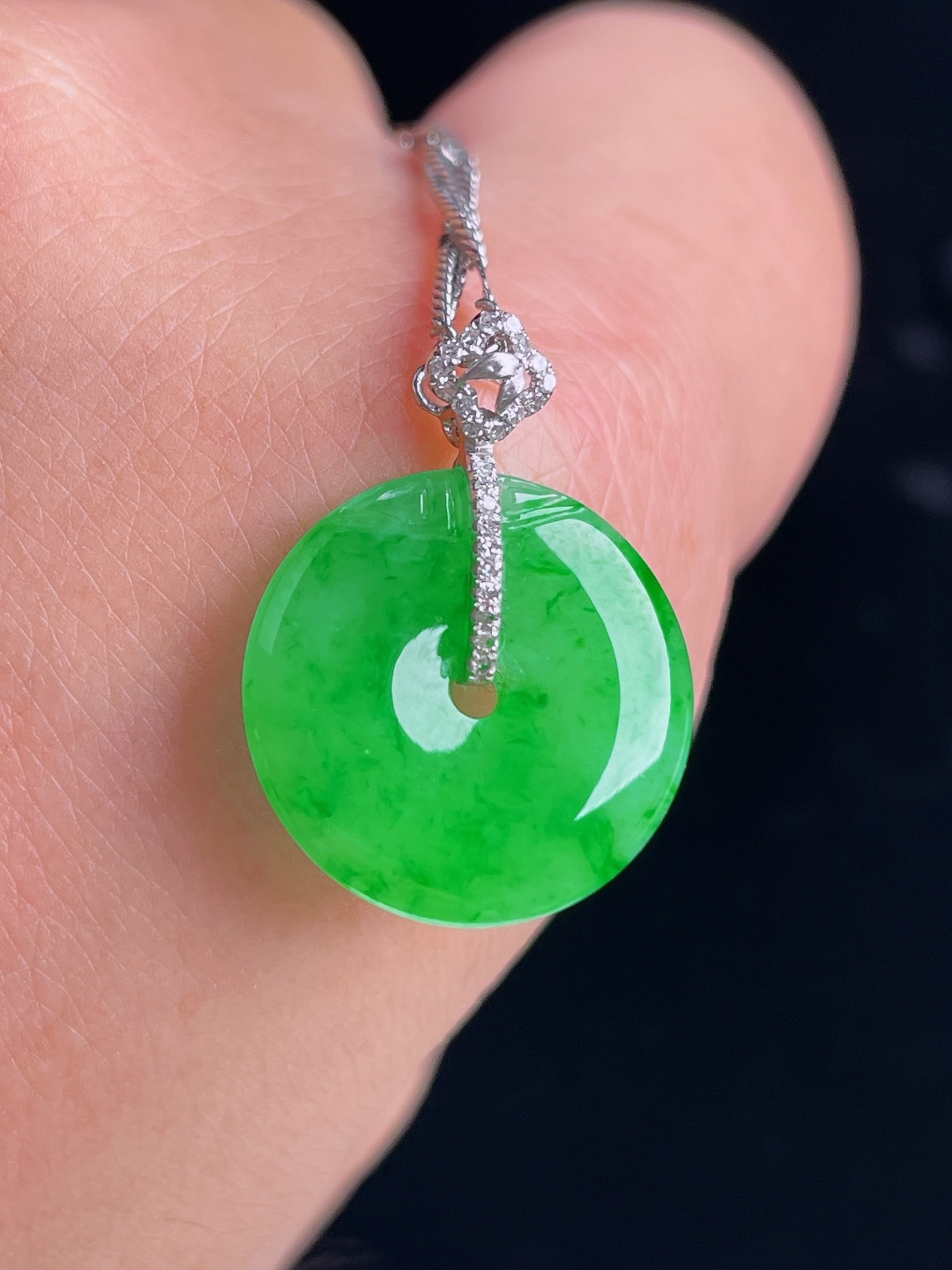 ️辣绿平安扣，18k镶嵌，老种起光，细底通透，尺寸：22.3裸石16.8/3.4mm1003