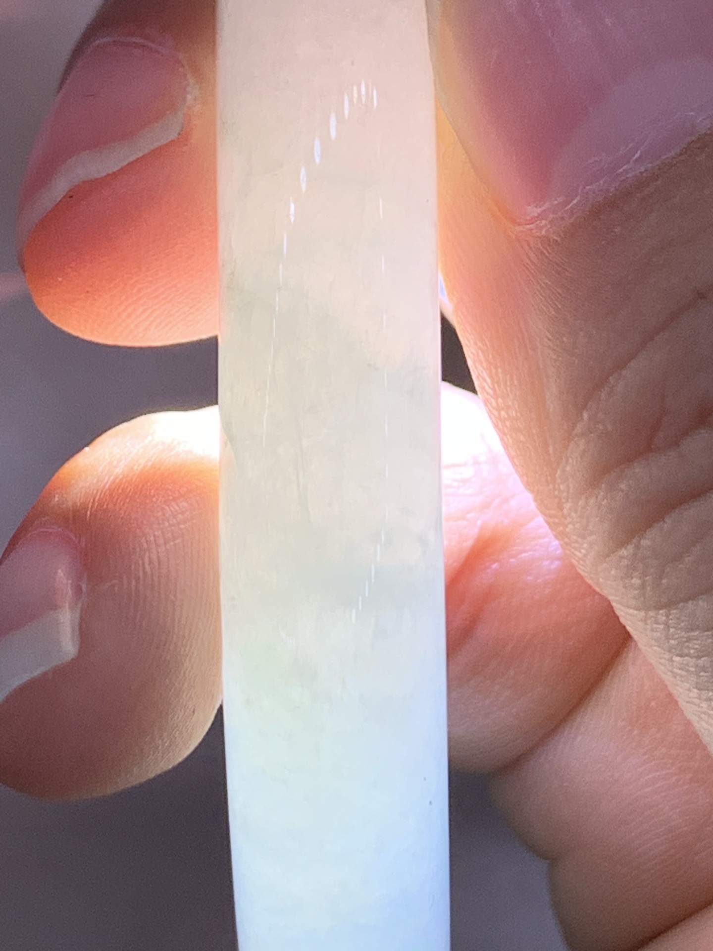 阳绿圆条 52-9.2-9.6 0421-N500 打灯纹裂，不扣，底妆水润，绿花点缀，镯色生香，腕间之美，水润中透着灵气，仙气缭绕，温婉可人，举手投足间皆是美好