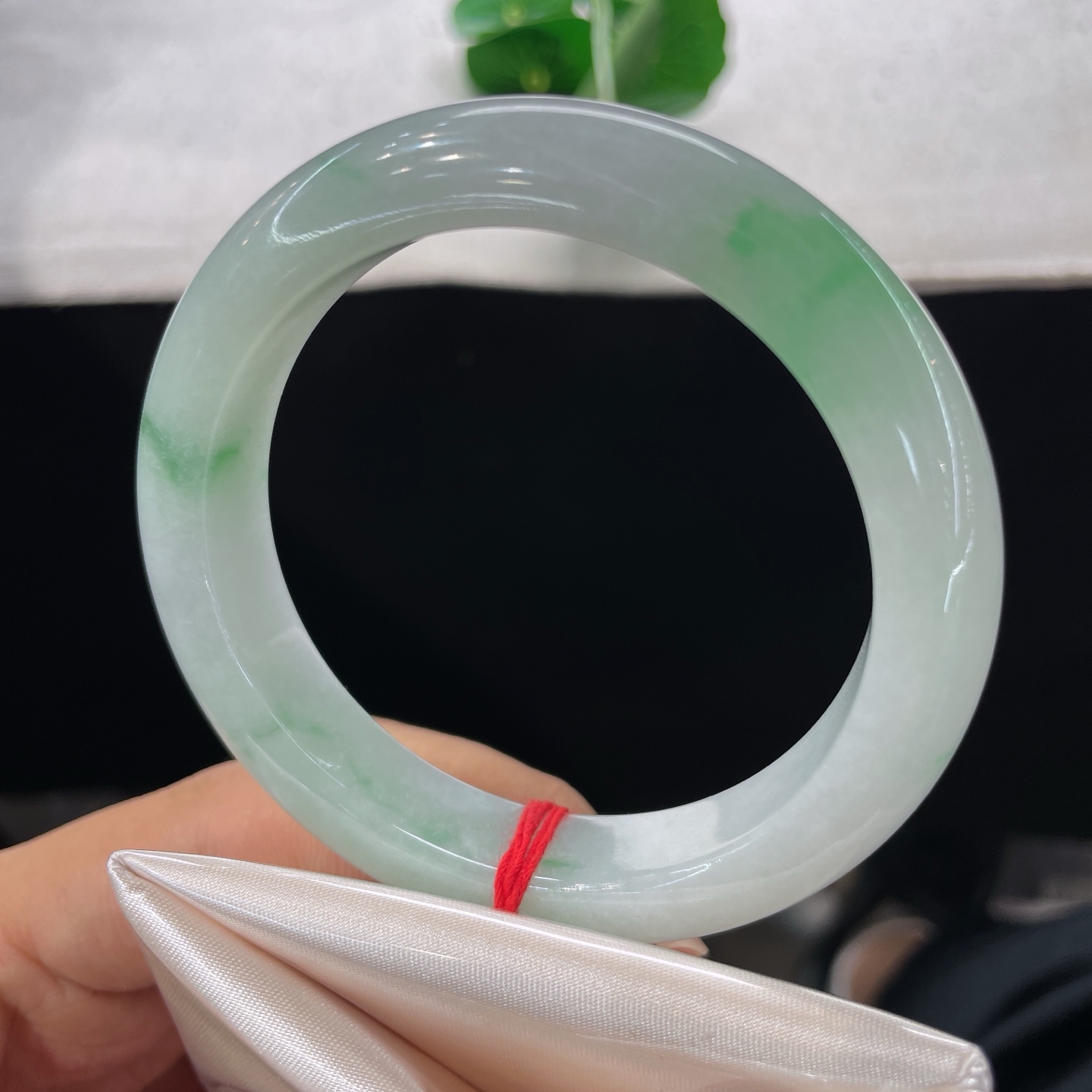 天然翡翠手镯 圈口56.8/12.3/9.1，白底青飘绿正圈，56/57可戴，白底飘翠，一镯藏清润。无裂。