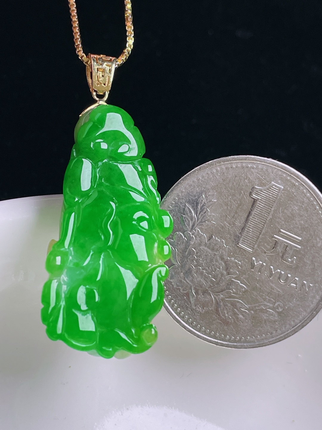 ️辣绿百财白菜，18k镶嵌，老种起光，细底通透，尺寸：38裸石31.3/159mm1003