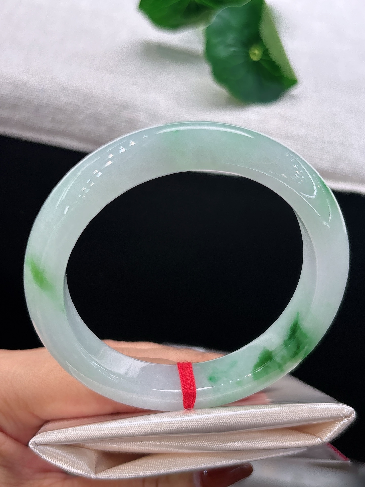 天然翡翠手镯，圈口56.3/11.6/9.3，白底飘辣绿，素底莹白，翠色浓艳，鲜绿晕染镯身，明艳动人，无裂