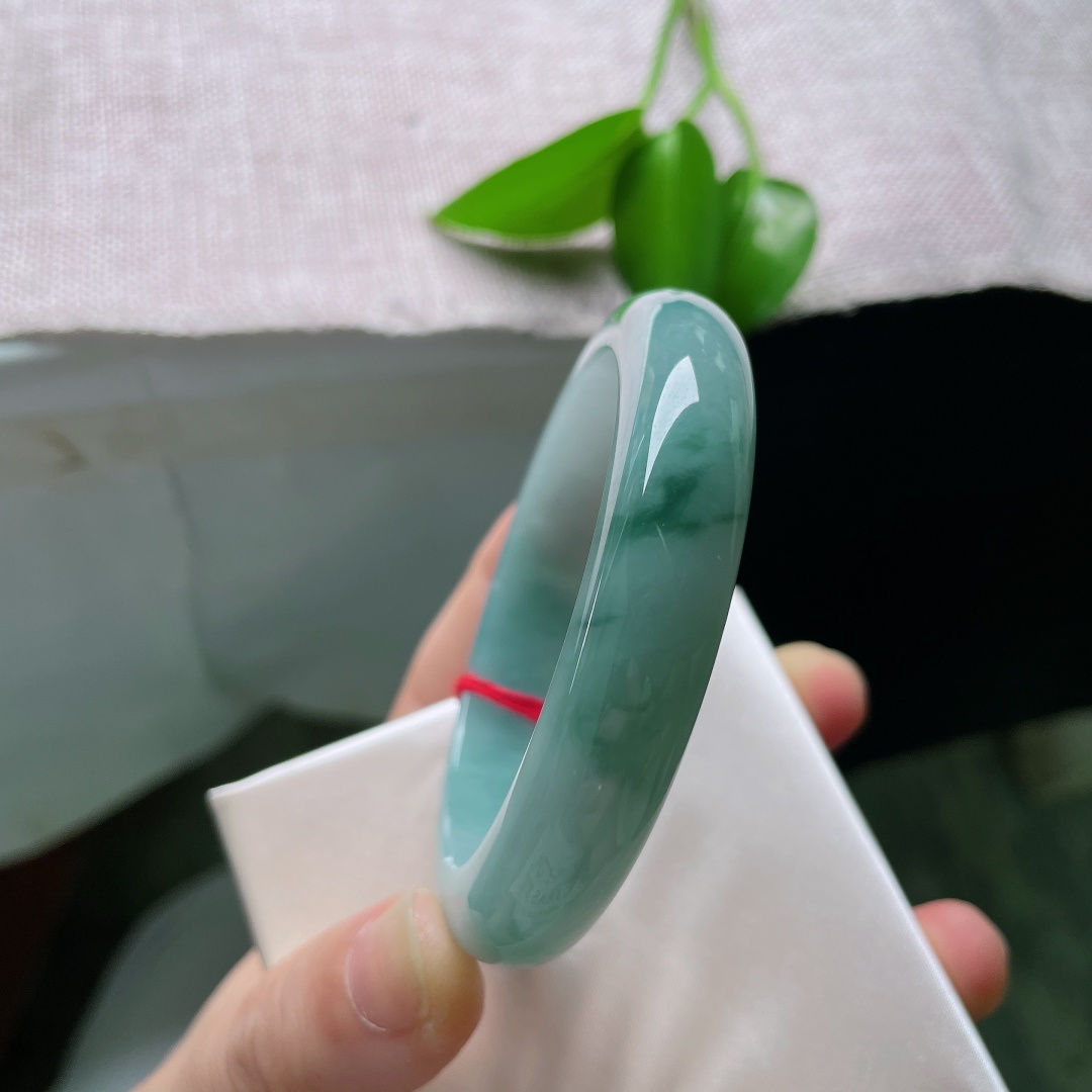 56.2/12/8.4飘花正圈，蓝底，水润细腻，蓝花楹联，贵气，无裂。ss59356a