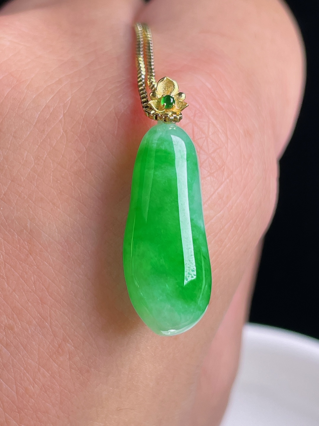 辣绿福瓜，18k镶嵌，老种起光，细底通透，尺寸：28裸石24.2/9.4/6.3mm1003