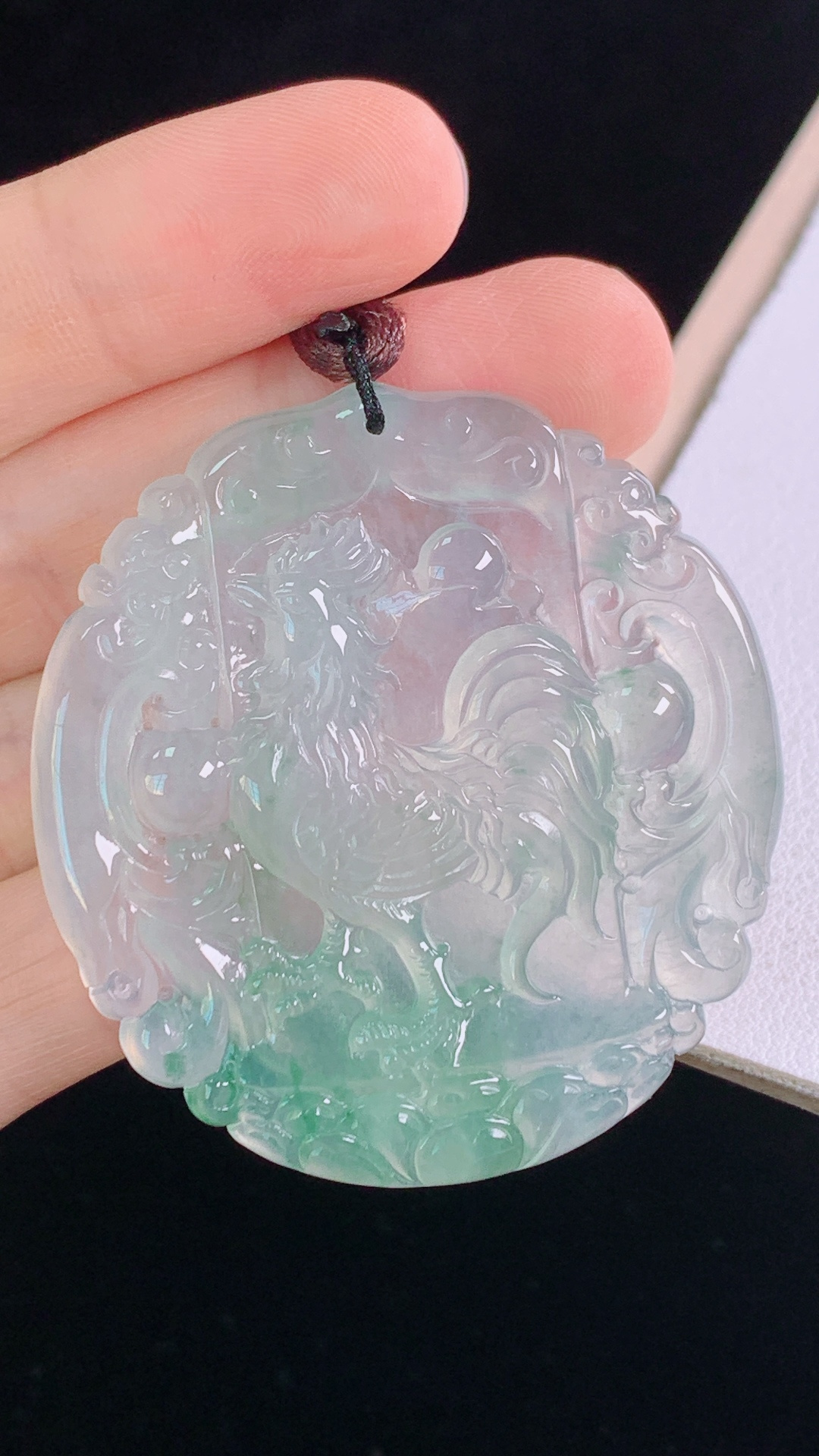 ️冰种飘花生肖鸡，花色灵动，冰晶玉洁，无裂，尺寸:47.1-44.1-5.0mm 29