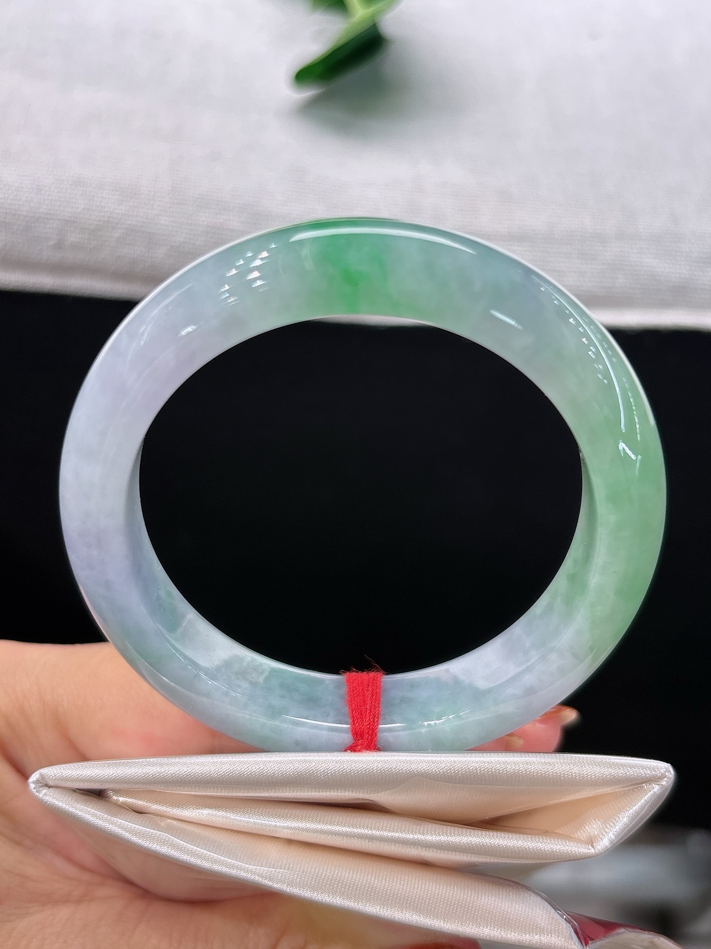 天然翡翠手镯，圈口53.8/12.4/9.3正圈紫底衔翠色，似暮云映春山，莹润生光，韵味灵动温婉，无