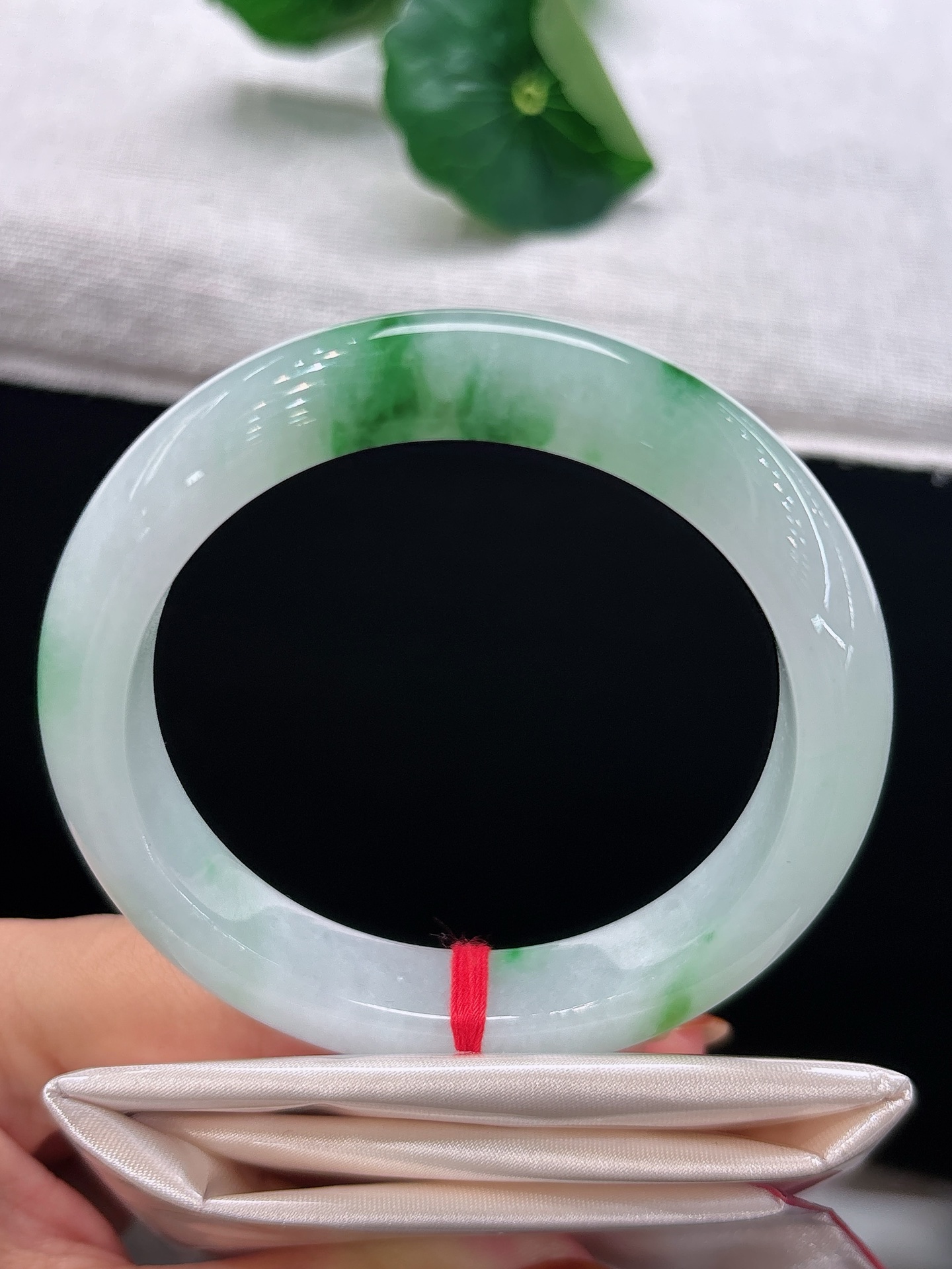 天然翡翠手镯，圈口56.3/11.6/9.3，白底飘辣绿，素底莹白，翠色浓艳，鲜绿晕染镯身，明艳动人