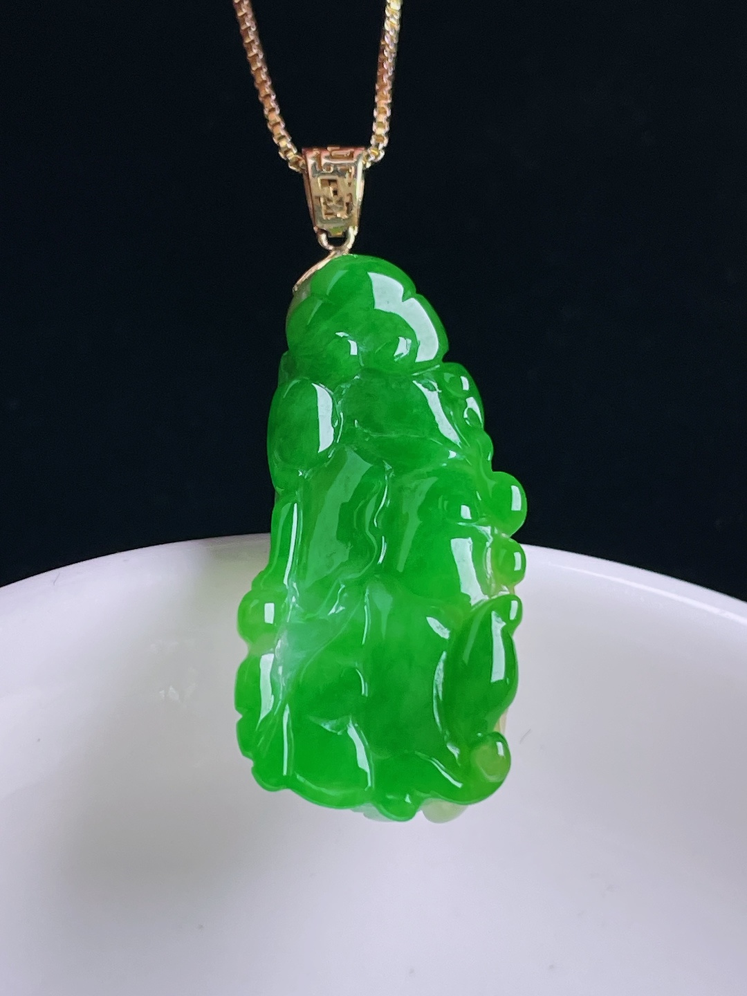 ️辣绿百财白菜，18k镶嵌，老种起光，细底通透，尺寸：38裸石31.3/159mm1003