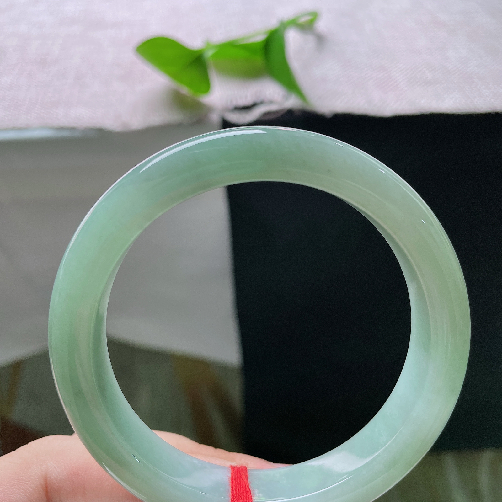 58/11.7/9，绿底正圈，完美，满圈柔和浅豆绿，色调温润统一，端庄大气，绿意内敛不张扬，百搭款。