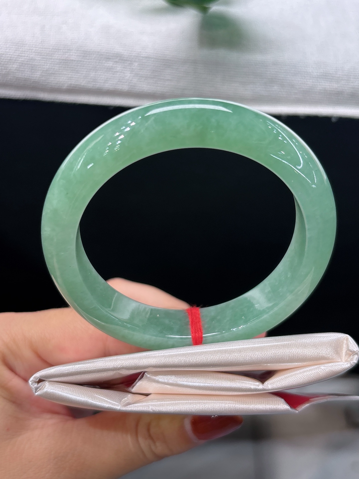 天然翡翠手镯，圈口56.3/12.9/9.1，正圈满抹清甜果绿，玉质匀净莹润，似一池春日碧水，清新灵动，无裂