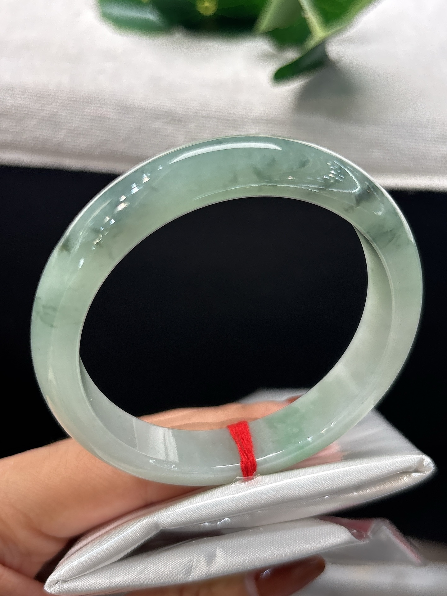 天然翡翠手镯，圈口53.8/11.7/8正圈飘花，墨色似远山云烟漫淌，细腻柔润，自带淡然雅致之美，微纹