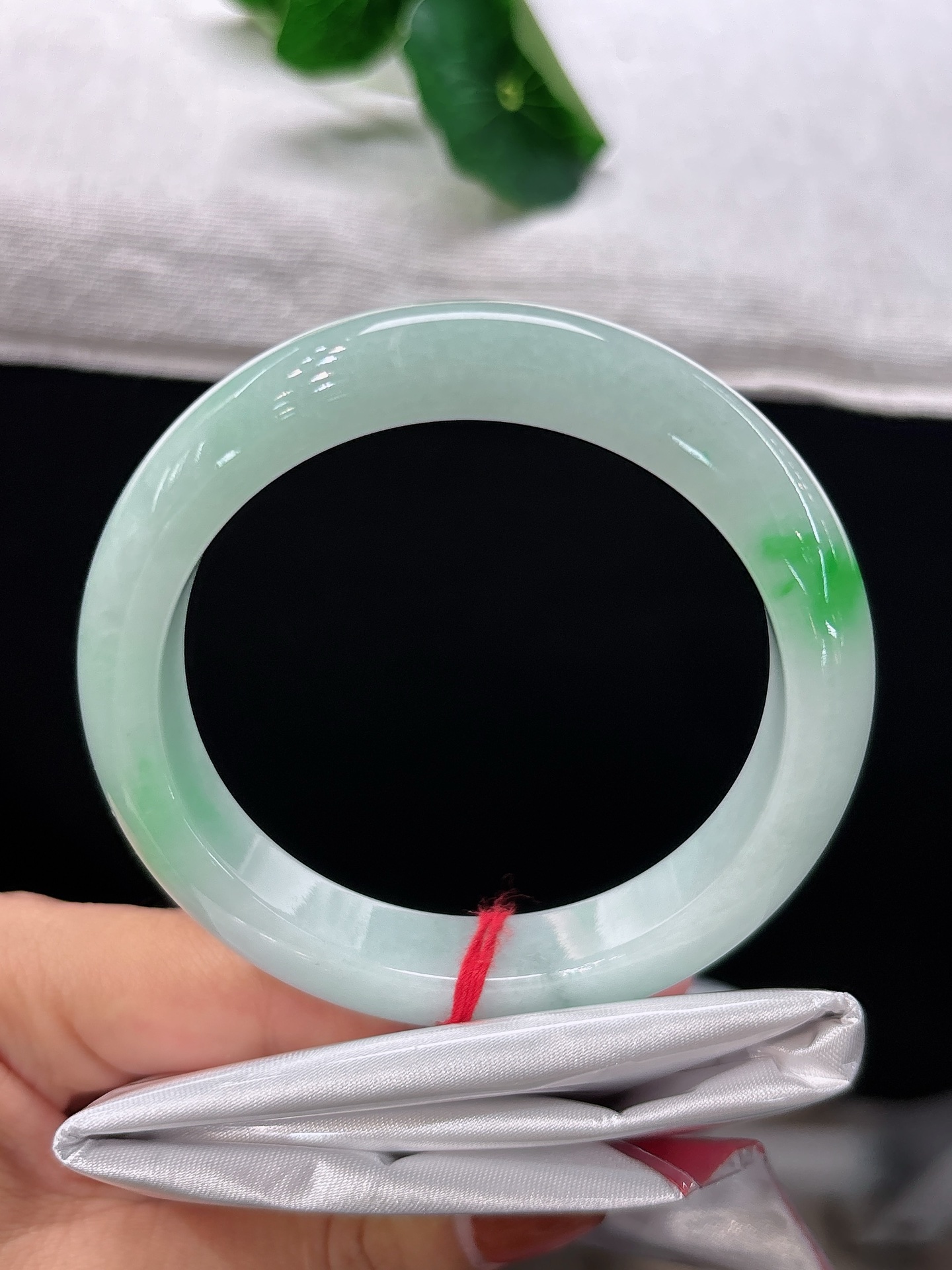 天然翡翠手镯，圈口58/12.3/8.3，浅底飘艳绿，一抹翠色嫣然舒展，玉质莹润细腻，韵味悠然，无裂