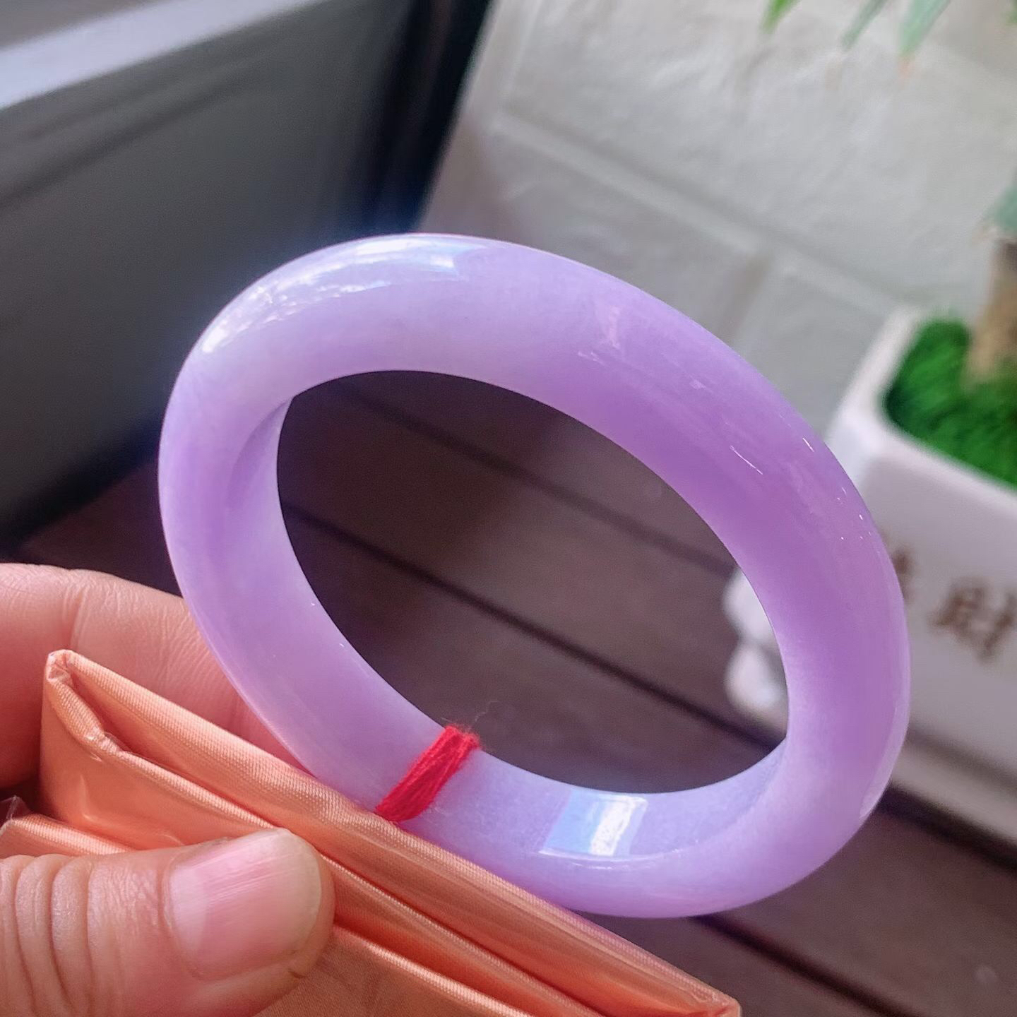 【翡翠名称】老坑种紫罗兰54正圈口翡翠手镯
【翡翠尺寸】54/10.7/8.5mm适合53-55正圈口佩戴
【翡翠描述】宝贝种老水足，玉质细腻，色泽靓丽，性价比高，佩戴效果好！
【其它赠送】权威证书/精美挂绳盒子/支持全国复检