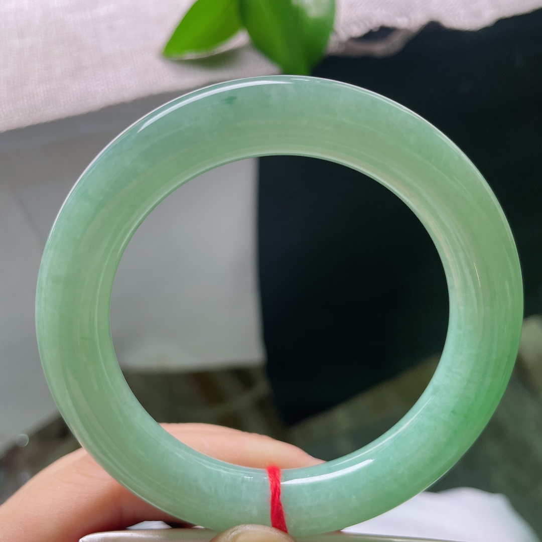 56.5/11.7，绿底圆条，棉线，满圈湖水绿如一汪春日湖水凝于镯身，丝丝缕缕的飘花悠然散落，自带清雅松弛的氛围感ss59252a