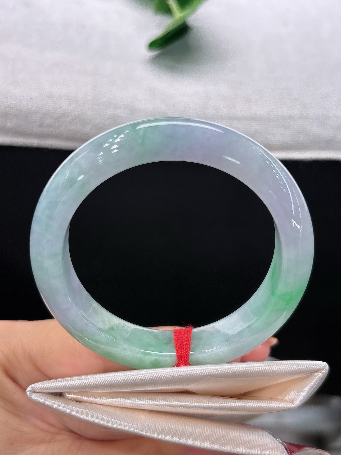 天然翡翠手镯，圈口53.8/12.4/9.3正圈紫底衔翠色，似暮云映春山，莹润生光，韵味灵动温婉，无裂