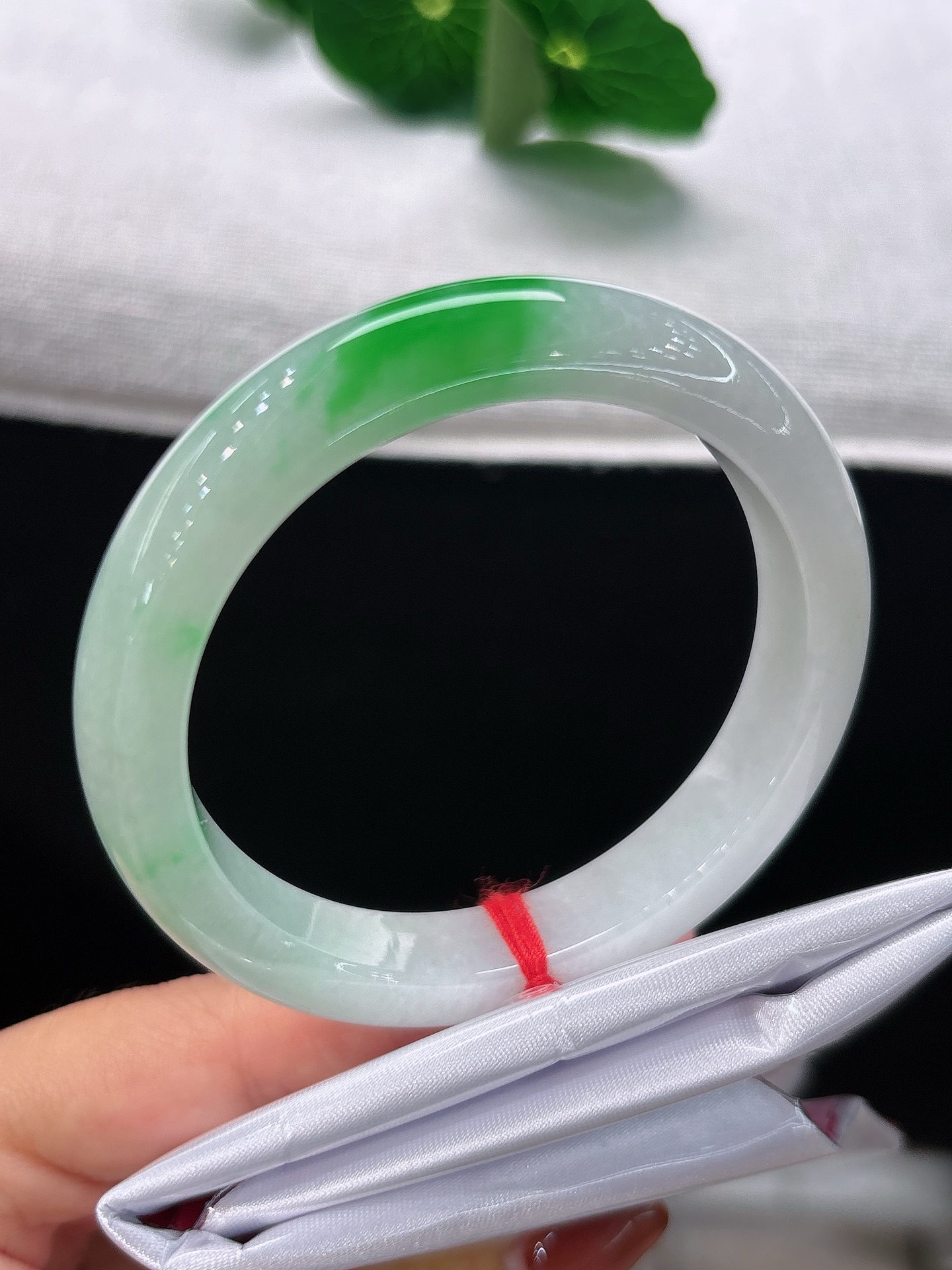 天然翡翠手镯，圈口53/10.6/8.2，正圈素白底缀一抹艳绿，恰似翠影落雪，温润明艳，雅致动人，无裂