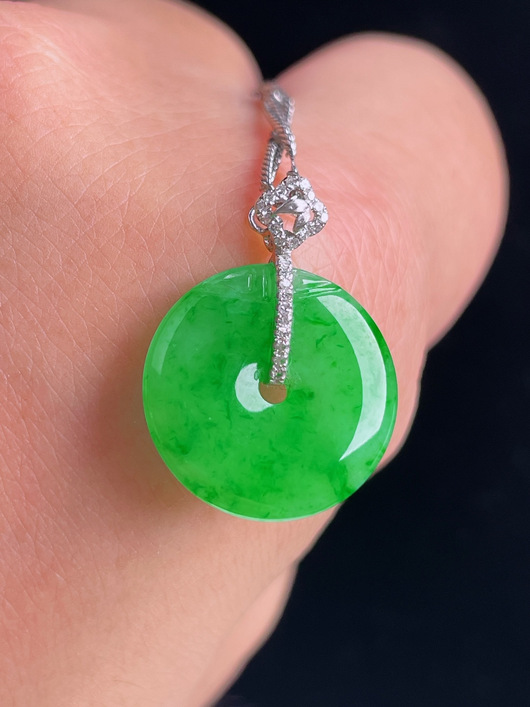 ️辣绿平安扣，18k镶嵌，老种起光，细底通透，尺寸：22.3裸石16.8/3.4mm1003