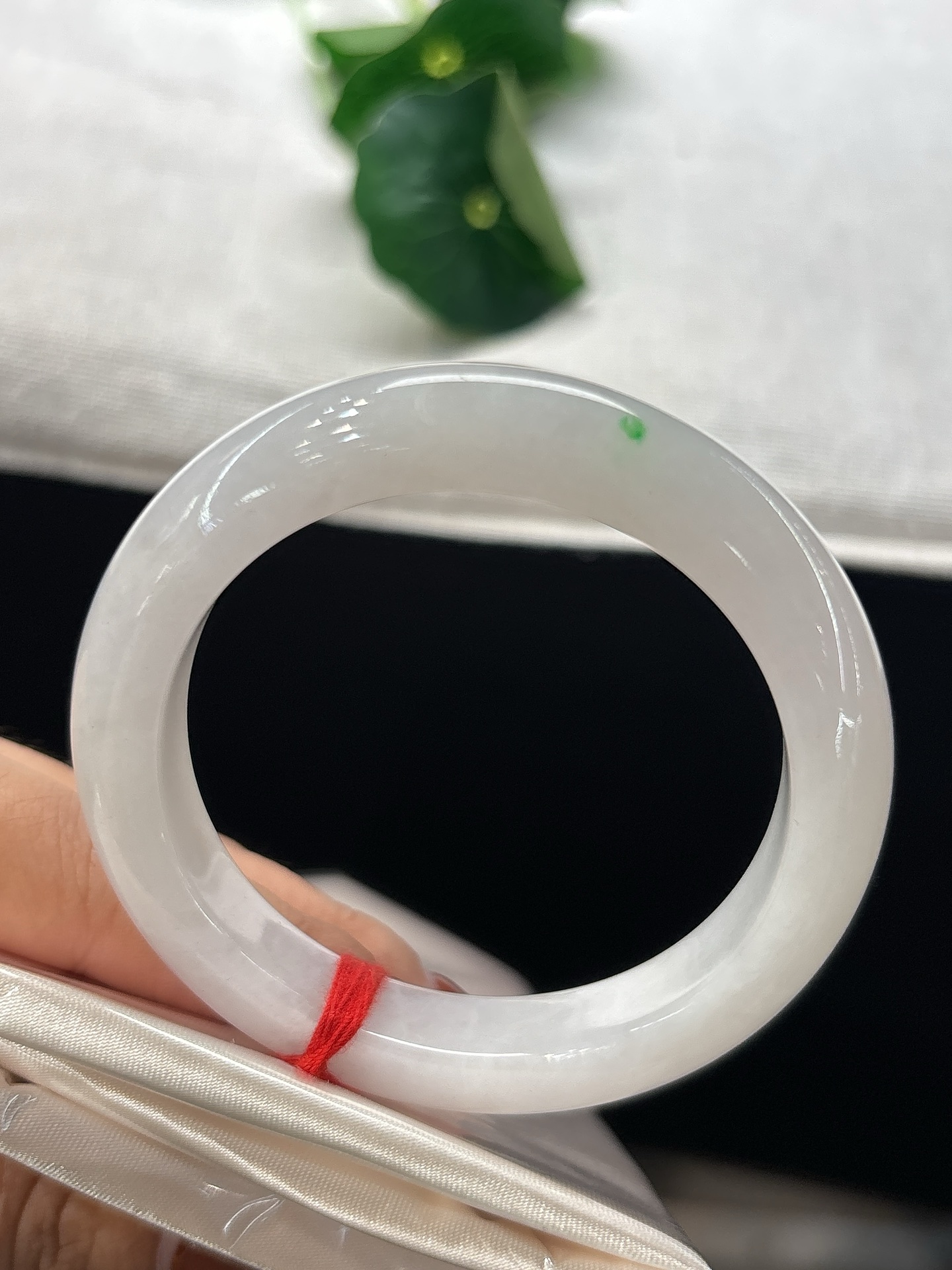 天然翡翠手镯，圈口51.5/10.6/8.6，淡粉底，一点翠色轻点其上，似碧星落于柔粉烟霞，简约又藏别致风情，无裂