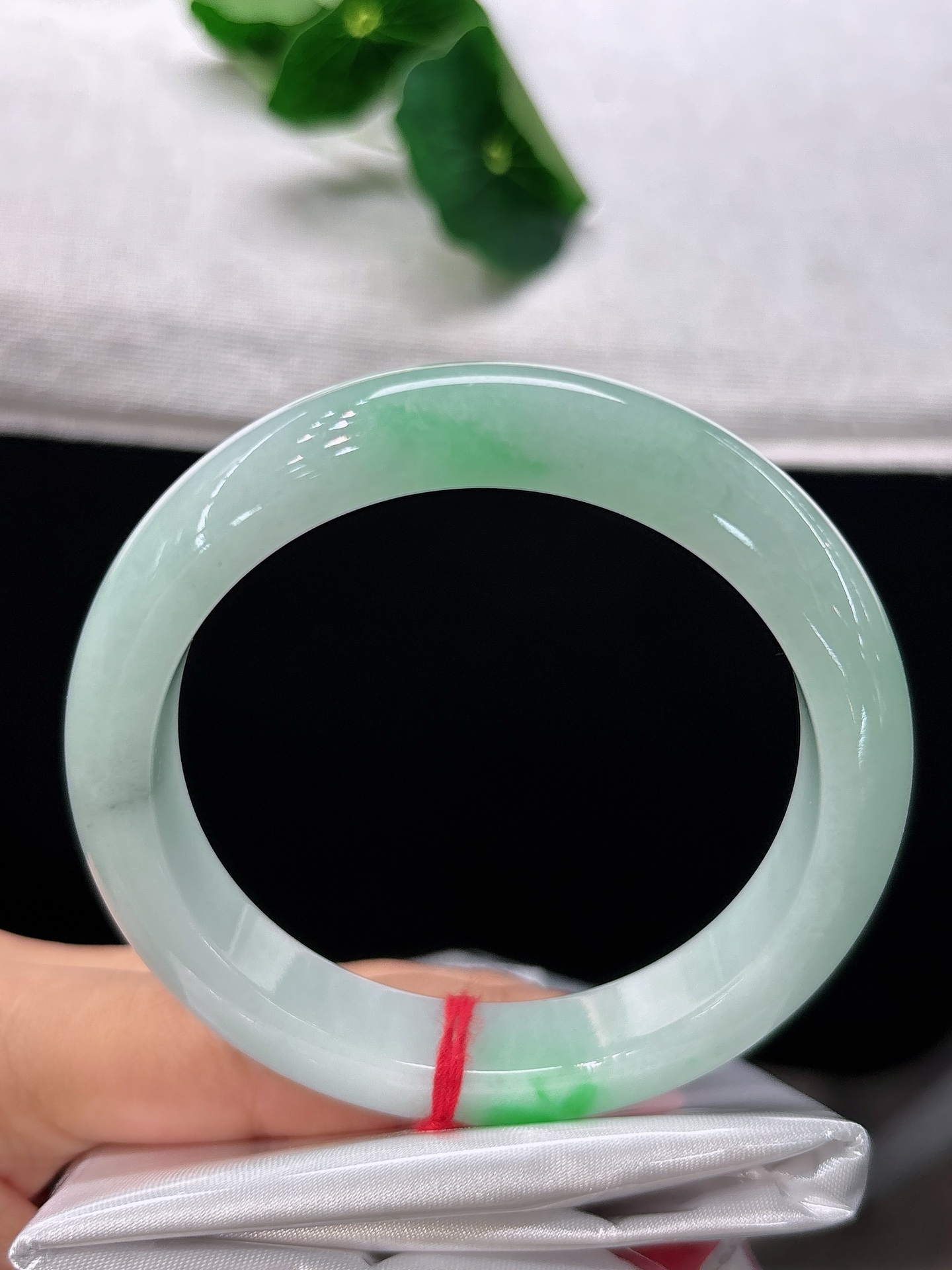 天然翡翠手镯，圈口58/12.3/8.3，浅底飘艳绿，一抹翠色嫣然舒展，玉质莹润细腻，韵味悠然，无裂