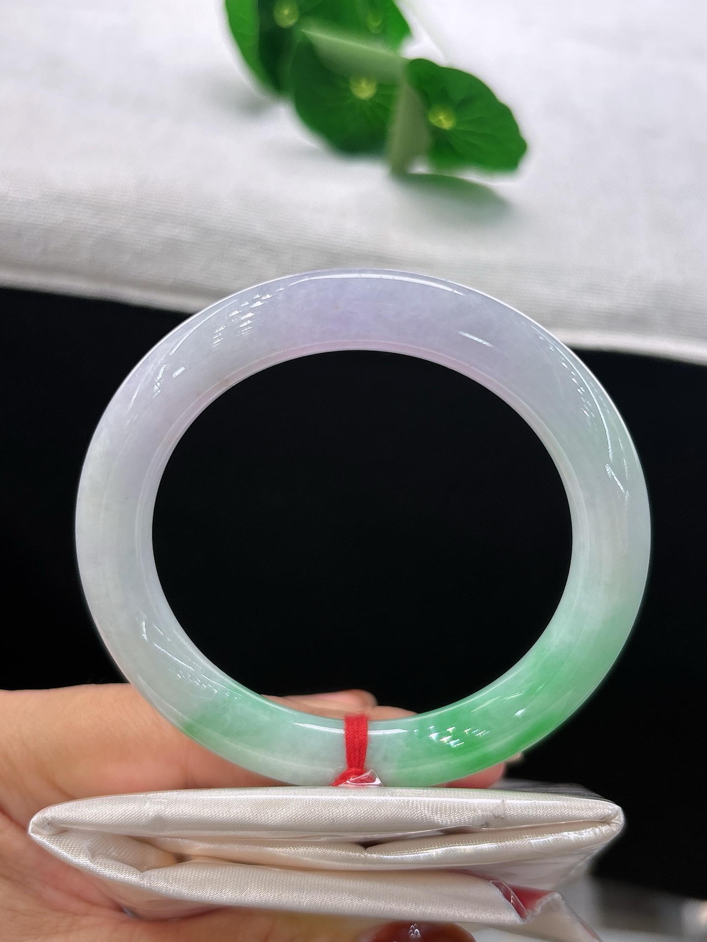 天然翡翠手镯，圈口55.5/10.1，圆条紫底揽翠色，如晓雾衔春茵，双色相映，古典曼妙