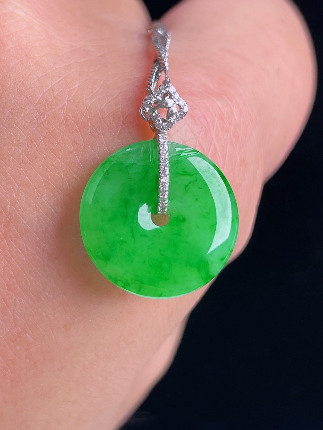️辣绿平安扣，18k镶嵌，老种起光，细底通透，尺寸：22.3裸石16.8/3.4mm1003