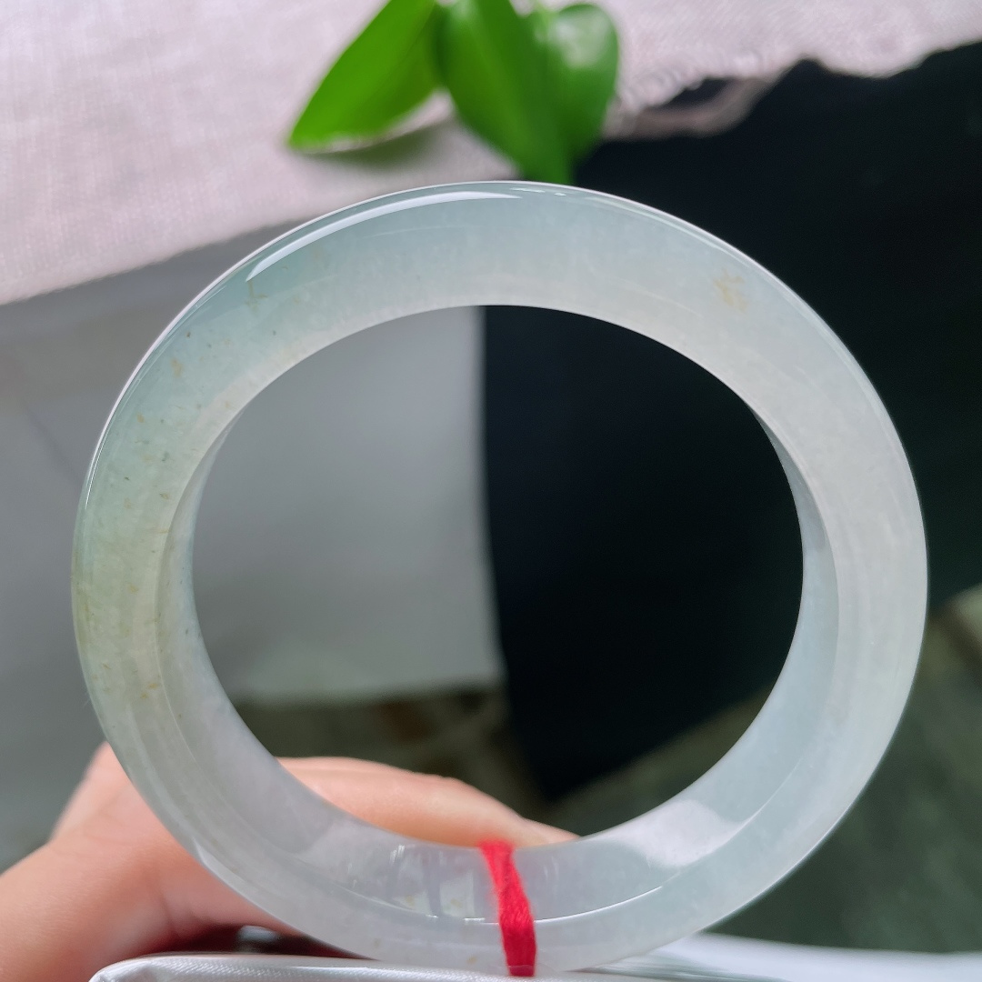 55.6/12.2/8.6，冰种正圈，棉线，飘黄翡，清透如水，带着柔和的胶感光泽，零星细碎的天然金点散落其间，不喧不闹，自带安静温柔的气质，ss59599a