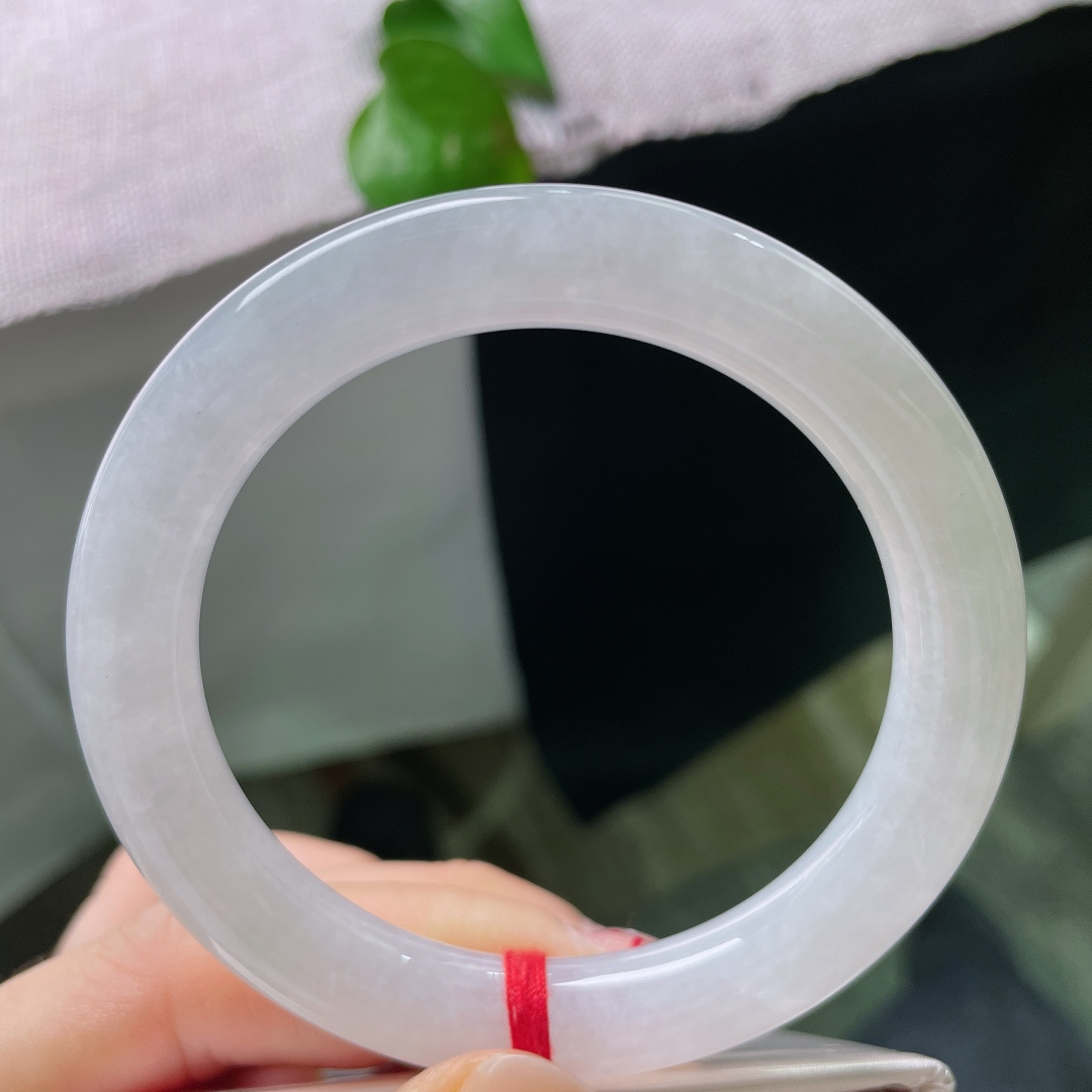55.1/9.6，白月光圆条，皮纹，冰润白糯美人条玉镯，素净清透，细镯衬得手腕纤细温婉。ss5739