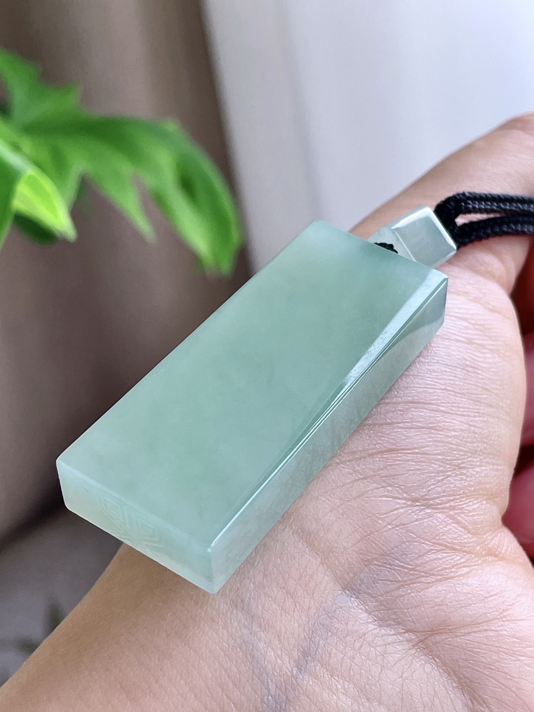 【裸石】冰晴水无事牌吊坠 【说明】缅甸 无裂 性比高 厚装 【尺寸】49.6-21-8.6 【重量】34.3克