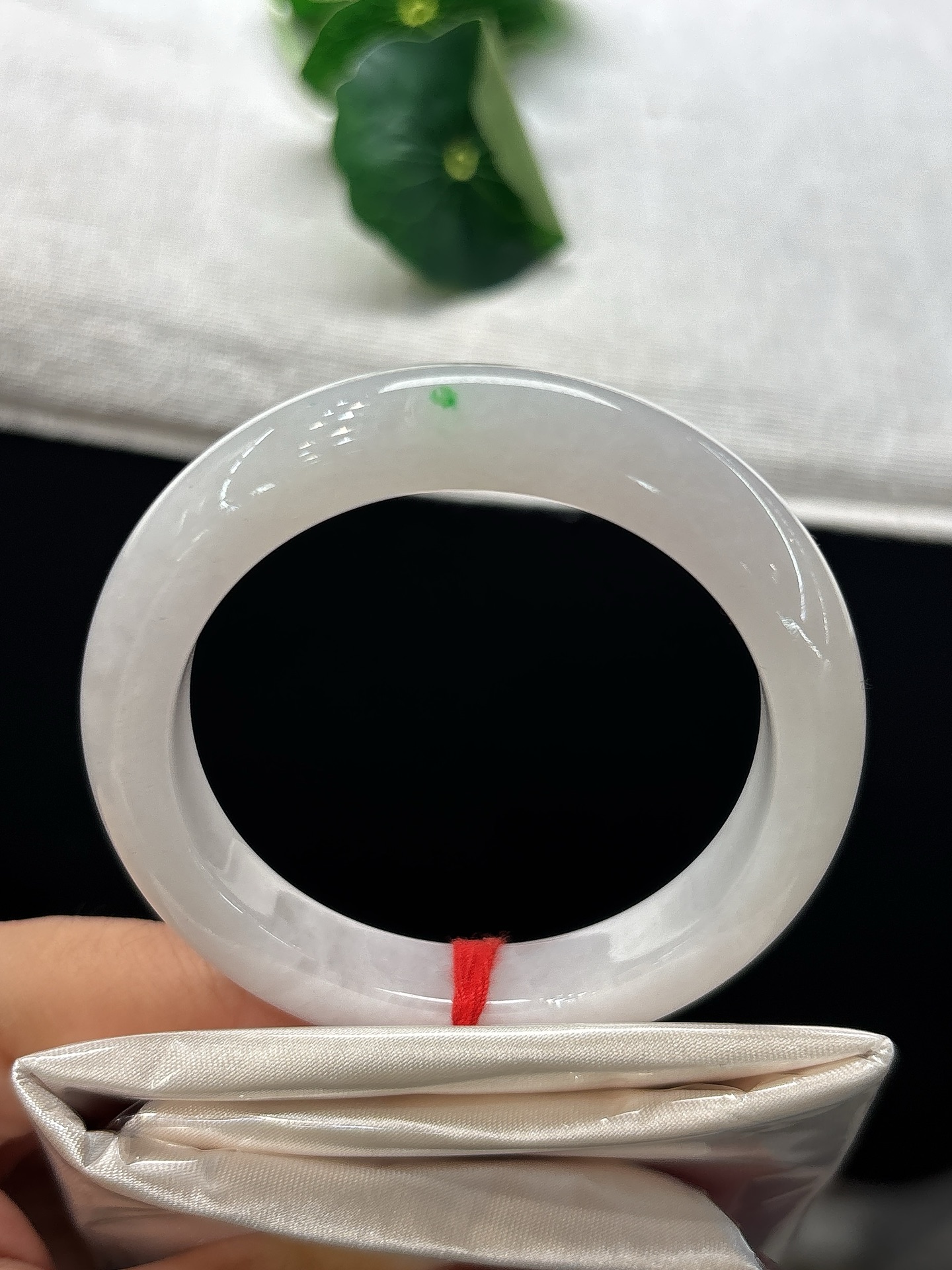 天然翡翠手镯，圈口51.5/10.6/8.6，淡粉底，一点翠色轻点其上，似碧星落于柔粉烟霞，简约又藏别致风情，无裂
