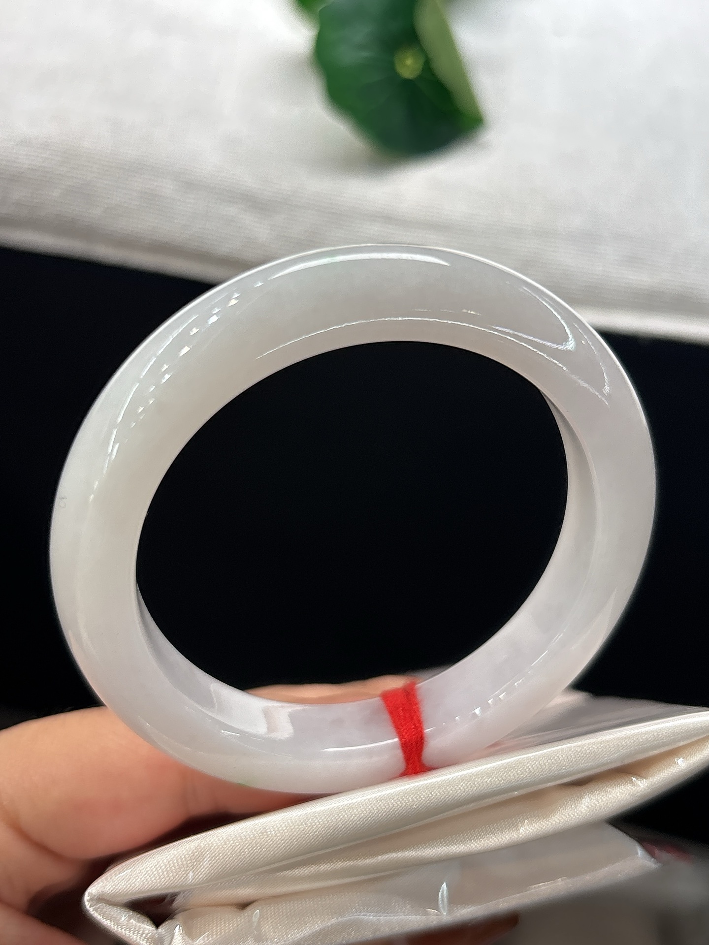 天然翡翠手镯，圈口51.5/10.6/8.6，淡粉底，一点翠色轻点其上，似碧星落于柔粉烟霞，简约又藏别致风情，无裂