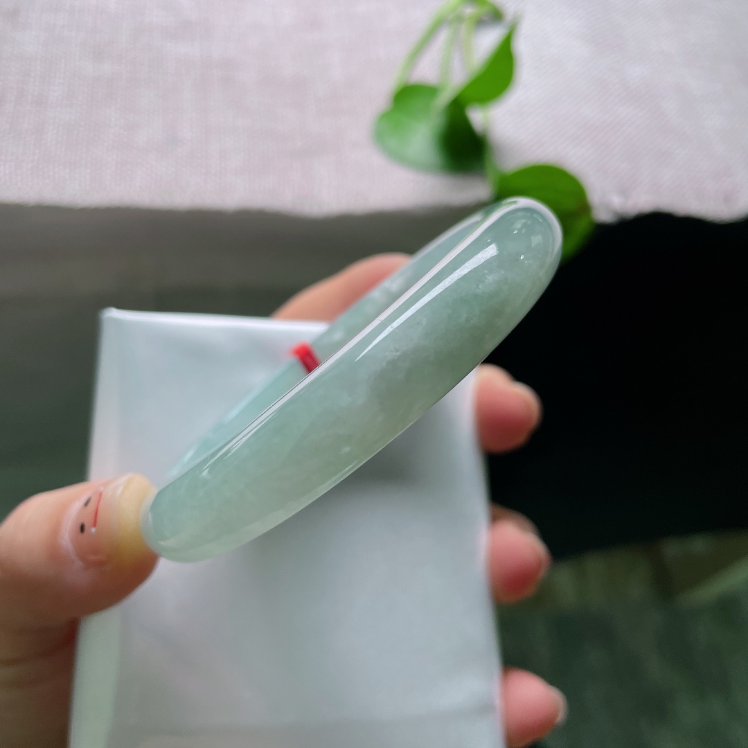 55.8/11.4/8.5，绿底正圈，无裂，有几处晶体水路特色，种老起光。ss52449a